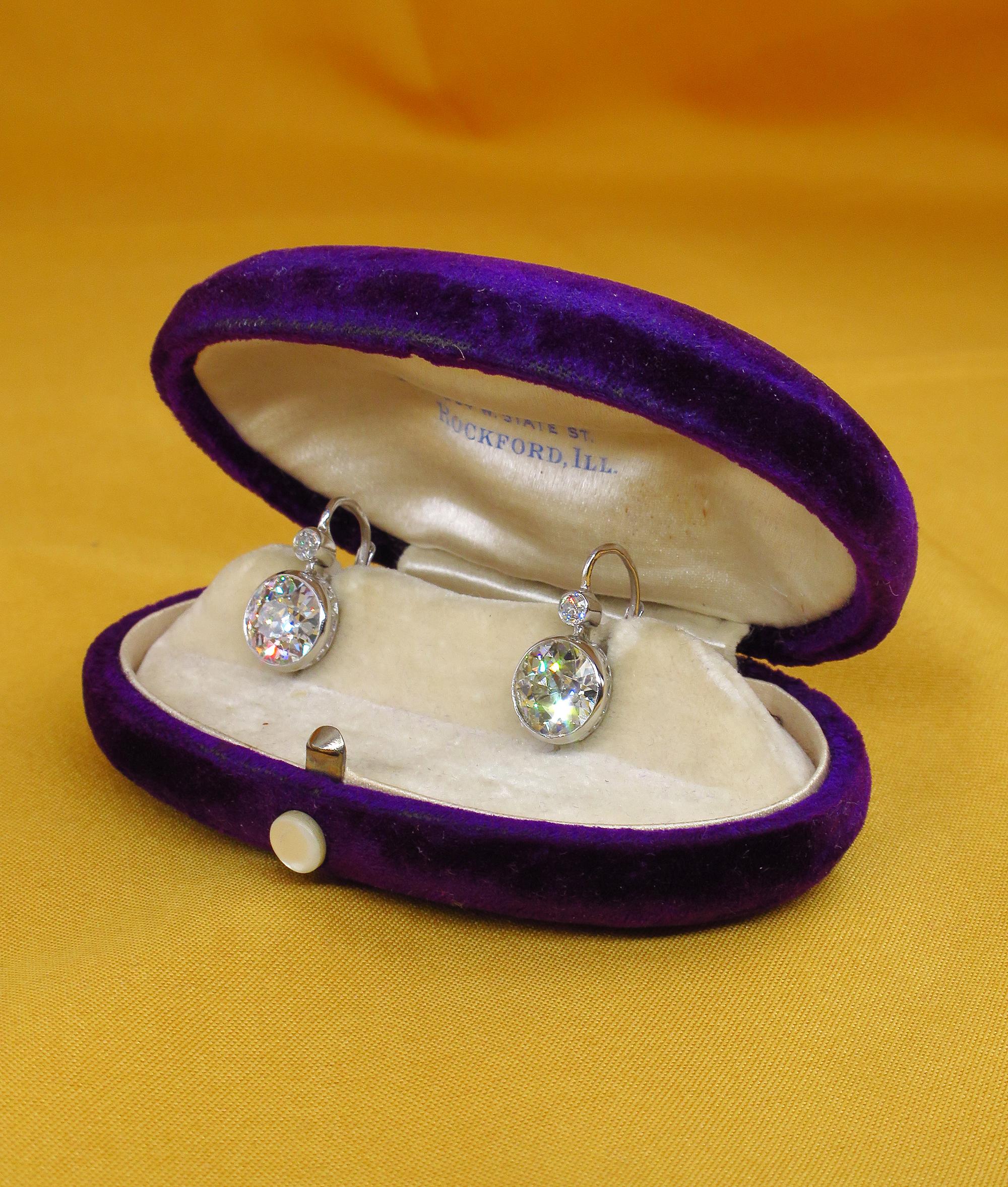 Art Deco 4.45 Carat Old European Cut Diamond Drop Hanging Earrings in Platinum In Good Condition In New York, NY