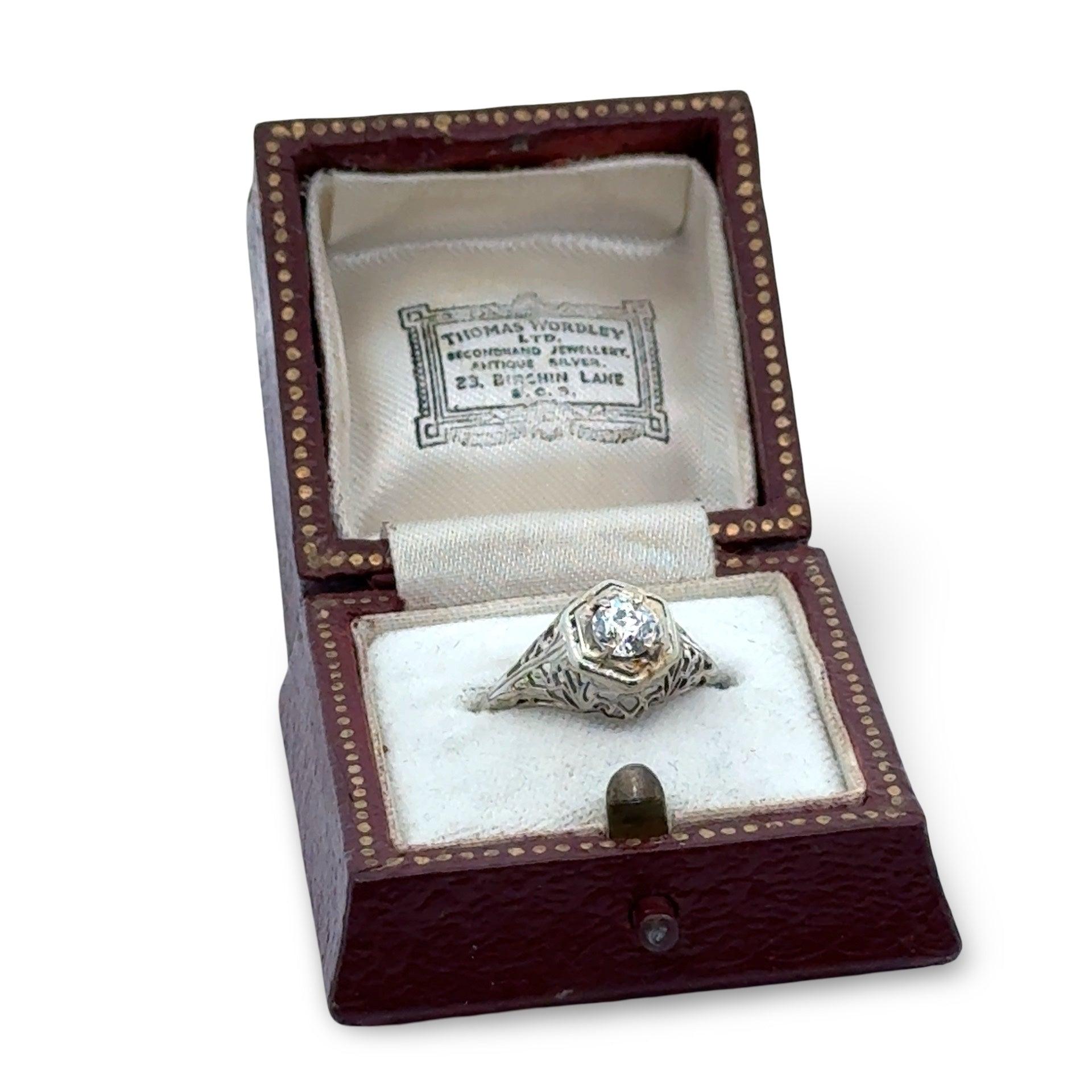 Taille vieille Europe Art déco .46ct. Bague en or blanc 14k avec filigrane de diamants de taille européenne ancienne en vente