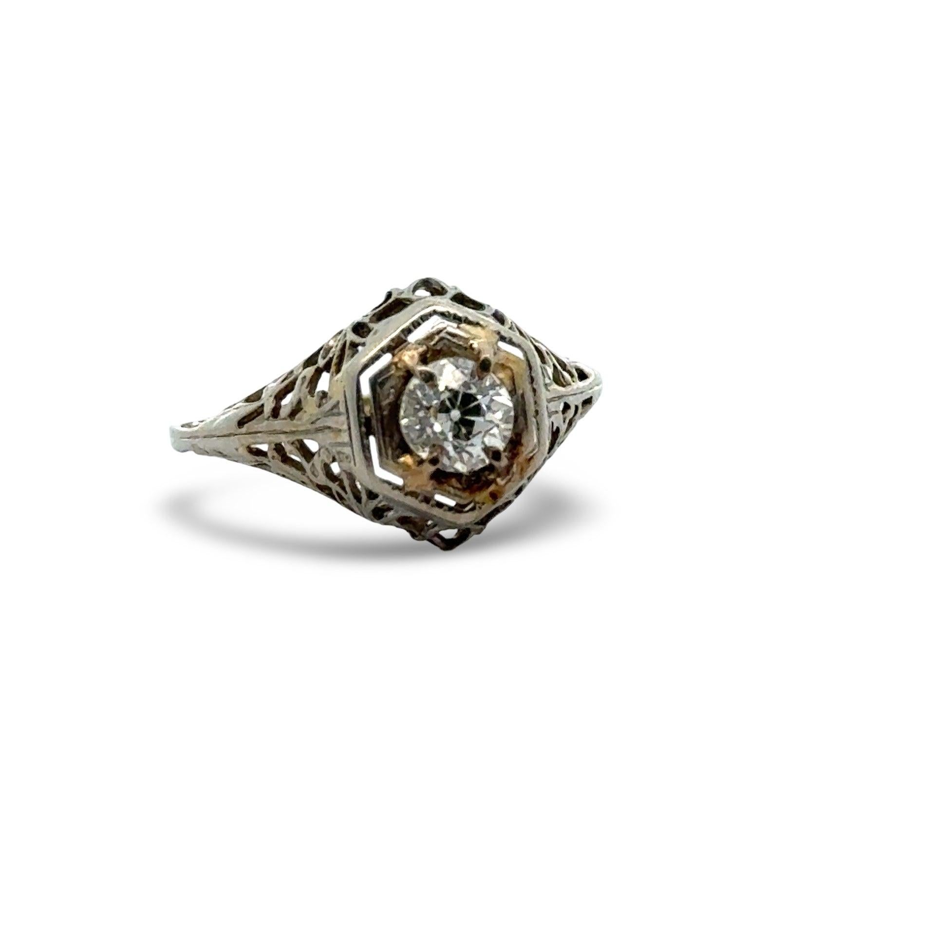 Art déco .46ct. Bague en or blanc 14k avec filigrane de diamants de taille européenne ancienne Bon état - En vente à Derby, NY