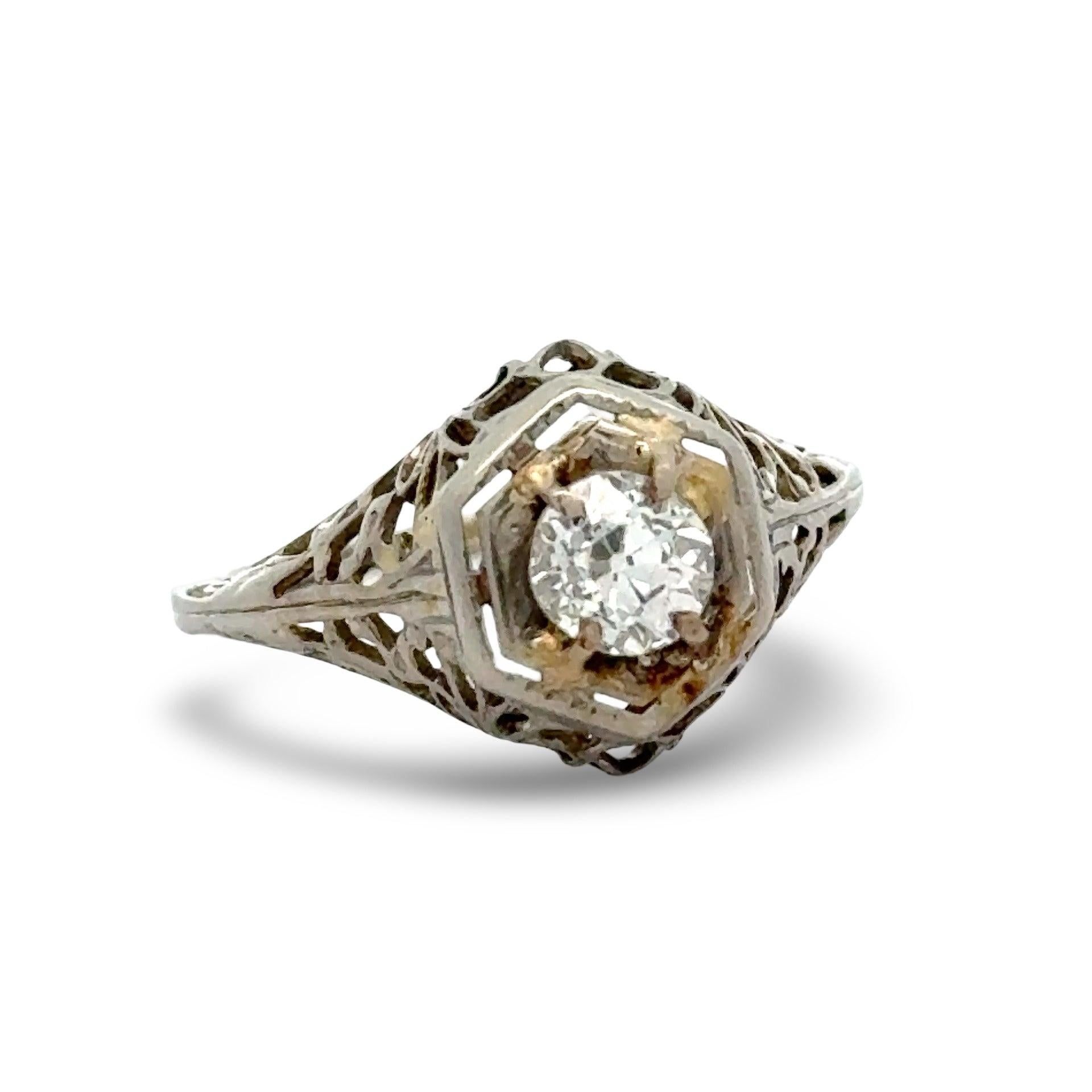 Art déco .46ct. Bague en or blanc 14k avec filigrane de diamants de taille européenne ancienne Pour femmes en vente