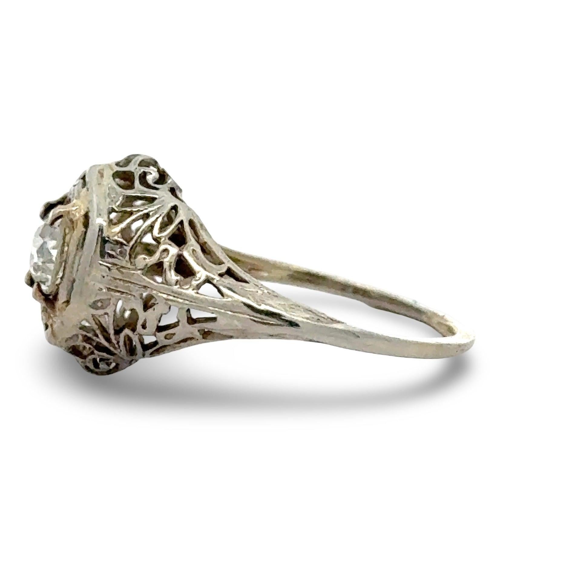 Art déco .46ct. Bague en or blanc 14k avec filigrane de diamants de taille européenne ancienne en vente 1