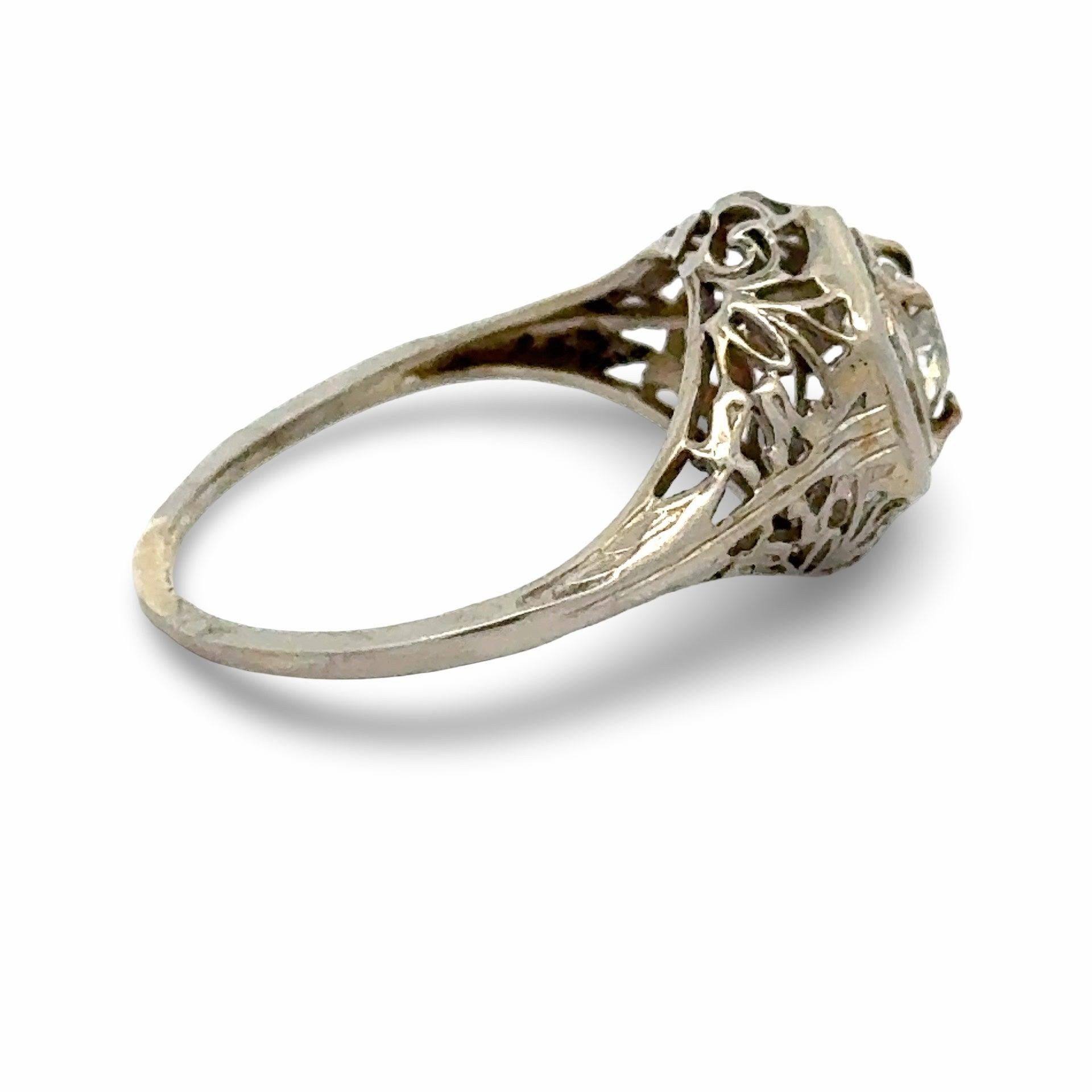 Art déco .46ct. Bague en or blanc 14k avec filigrane de diamants de taille européenne ancienne en vente 3