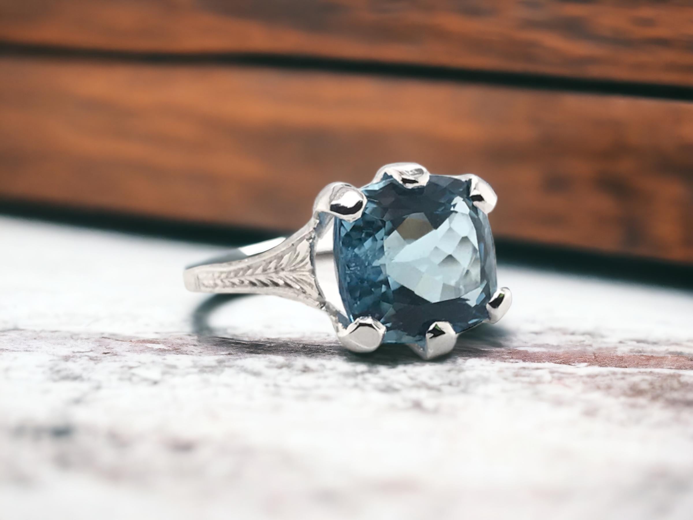 Wir lieben die satte blaue Farbe dieses atemberaubenden Aquamarin-Edelsteins!!
Sie ist mit einer wunderschönen gravierten Vintage-Fassung aus Weißgold versehen.

Ring Details
MATERIAL: 18K Weißgold
Epoche: Art Deco 1920 - 1940
Kopfbreite: 11,8