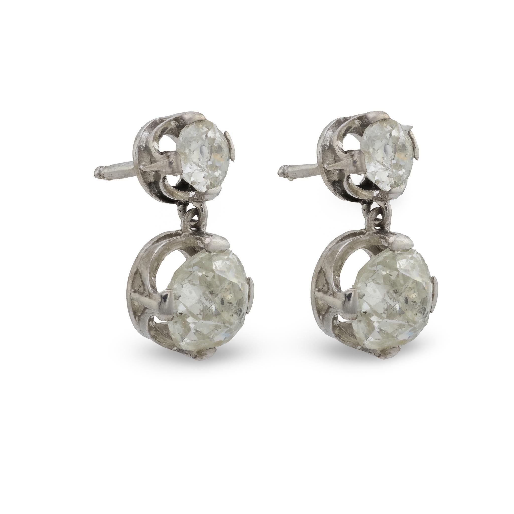 Art Déco Orecchini a goccia Art Deco con diamante da 4,80 carati in platino e oro bianco 18 carati in vendita