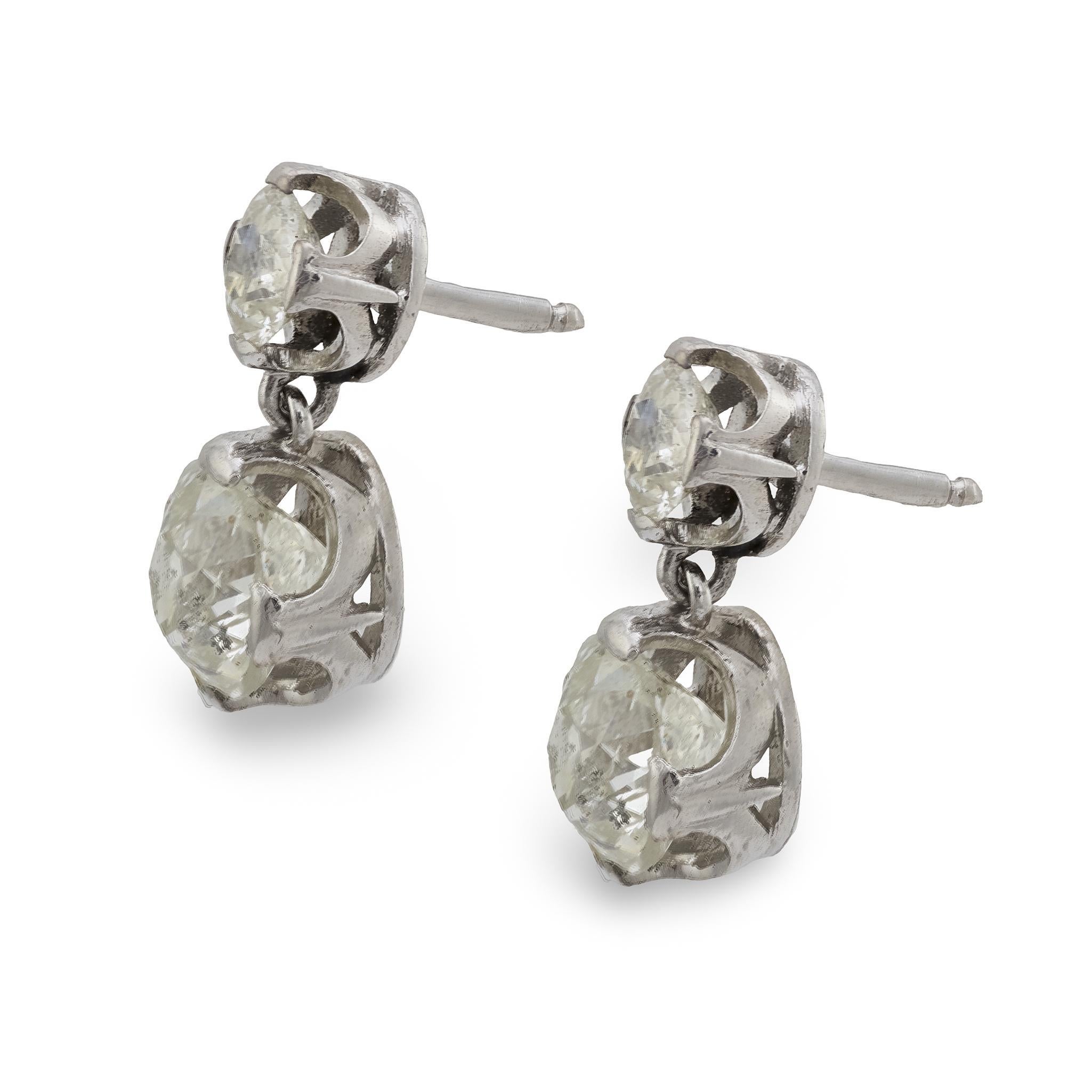 Orecchini a goccia Art Deco con diamante da 4,80 carati in platino e oro bianco 18 carati In condizioni buone in vendita a Beverly Hills, CA