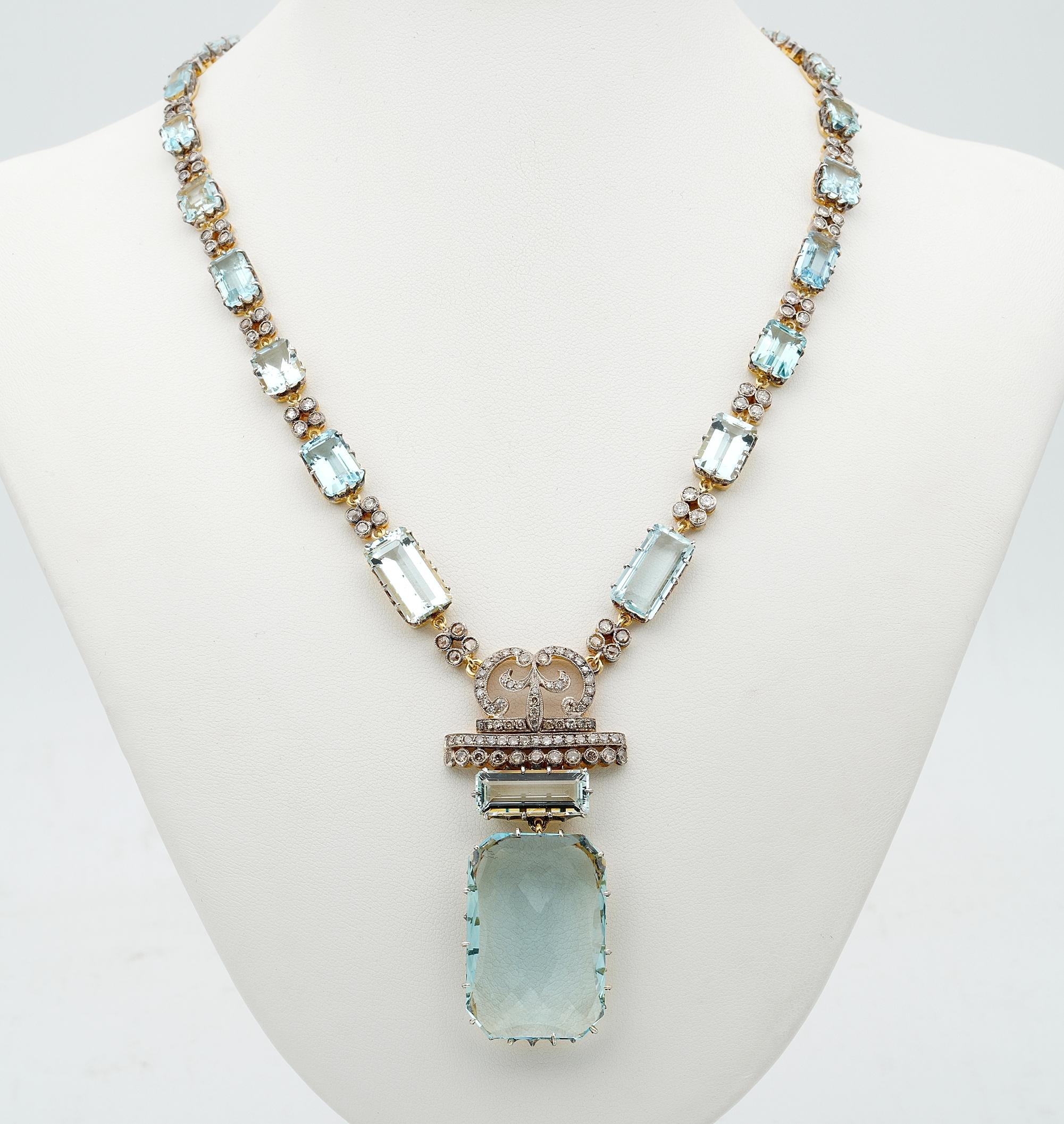 Seltene Schönheit
Eine beeindruckende Halskette, die in den späten 30/40er Jahren als Unikat geschaffen wurde.
Durchgehend mit natürlichen, unbehandelten Aquamarinen besetzt, die in verschiedenen Größen zum Design passen
Ergänzt durch Diamanten im