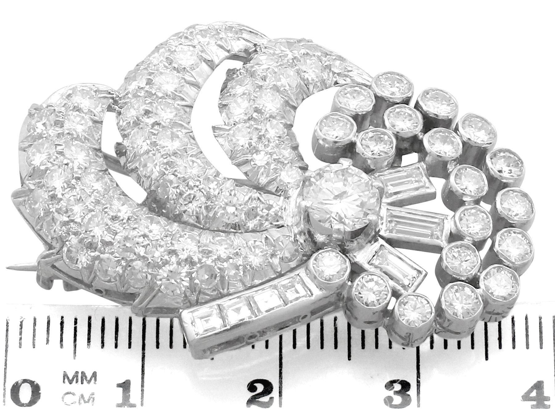 Art Deco 4,95 Karat Diamant und Platin Brosche 1940er Jahre im Angebot 1