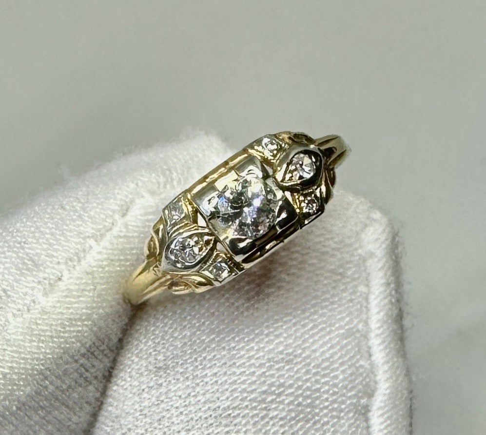 Este es un impresionante Anillo de Compromiso de Boda Antiguo Art Decó - Eduardiano engastado con un espectacular Diamante talla Mina Antigua de aproximadamente 1/2 Quilate con seis diamantes de acento en un precioso engaste detallado en Oro Blanco