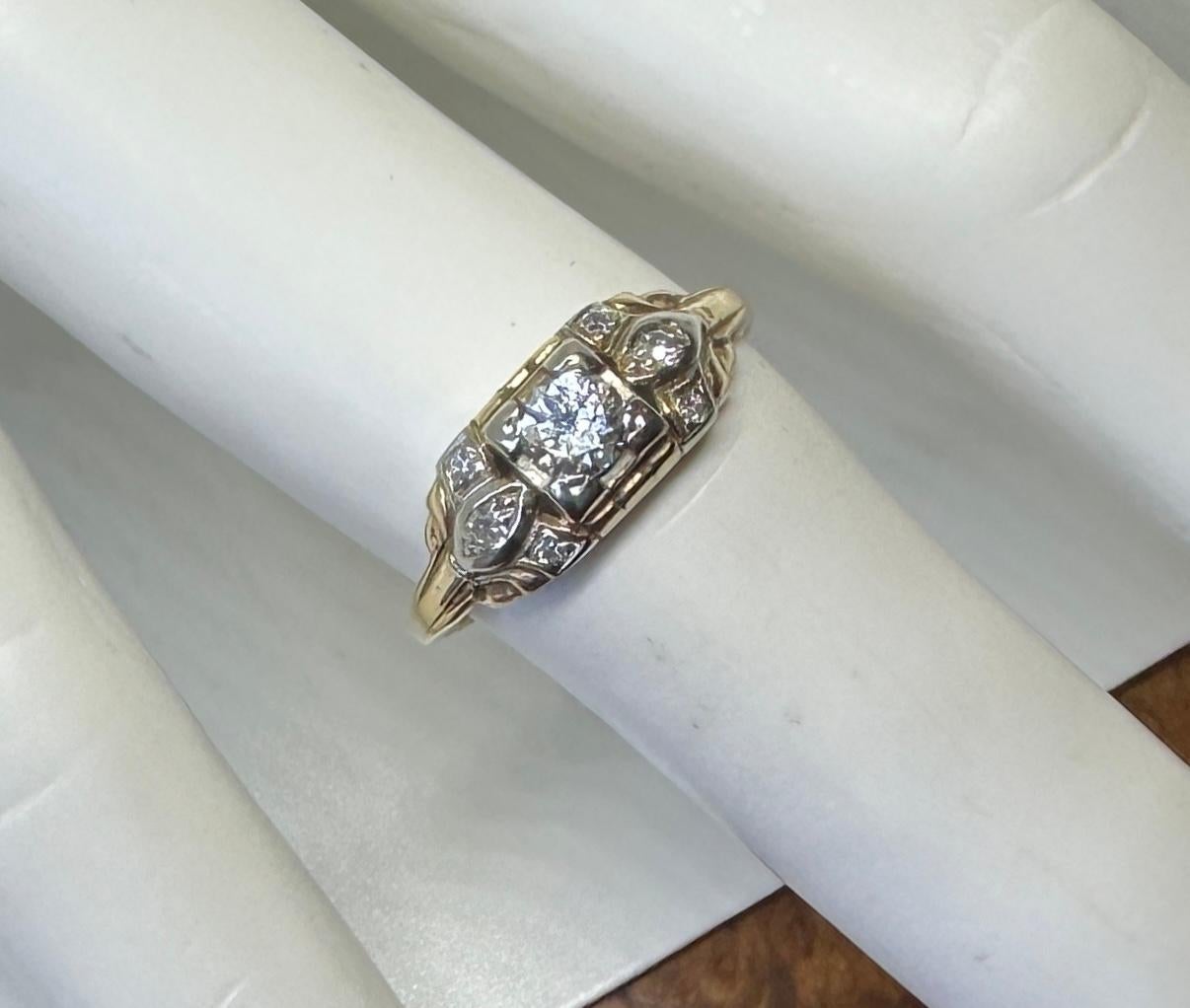 Anillo Art Decó de compromiso de boda con diamantes de 0,5 quilates y oro amarillo blanco de 14 quilates en Excelente estado para la venta en New York, NY