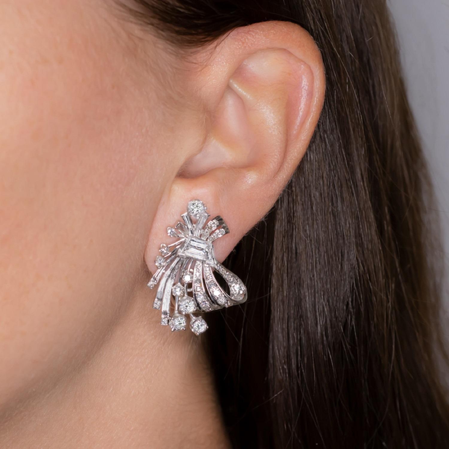 Exquisitely and authentic vintage pair of platinum handmade platinum earrings.
The earrings are composed by extremely high-quality trapezoid and round brilliant cut diamonds
color of the trapezoid diamonds and round diamonds is between F till G