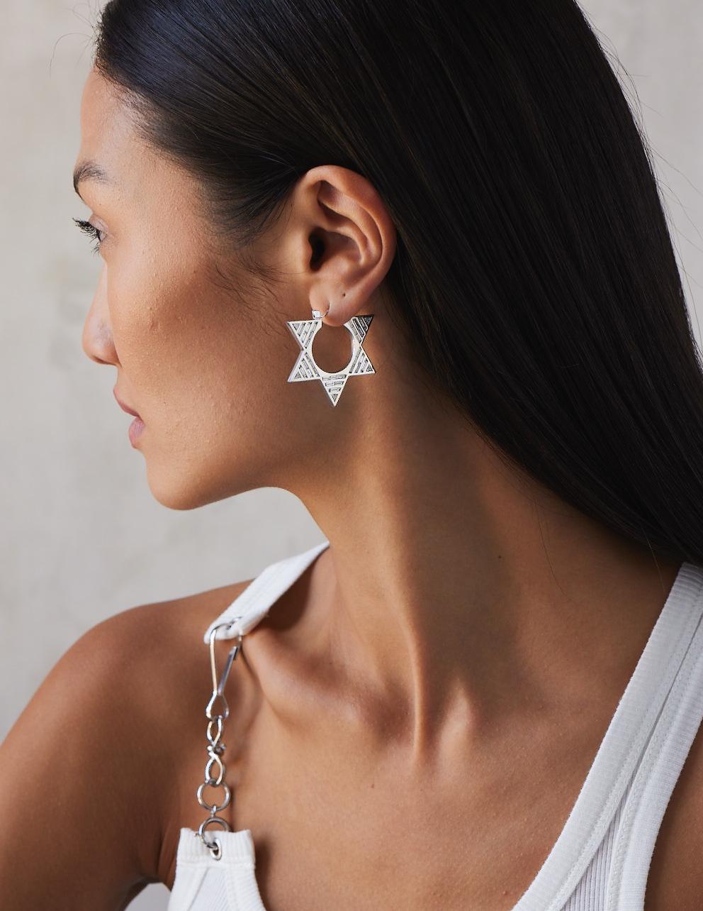 Art Deco 5 Carats Diamond Baguette and Trillion Single Hoop en vente 5