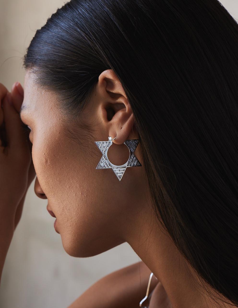 Art Deco 5 Carats Diamond Baguette and Trillion Single Hoop en vente 8