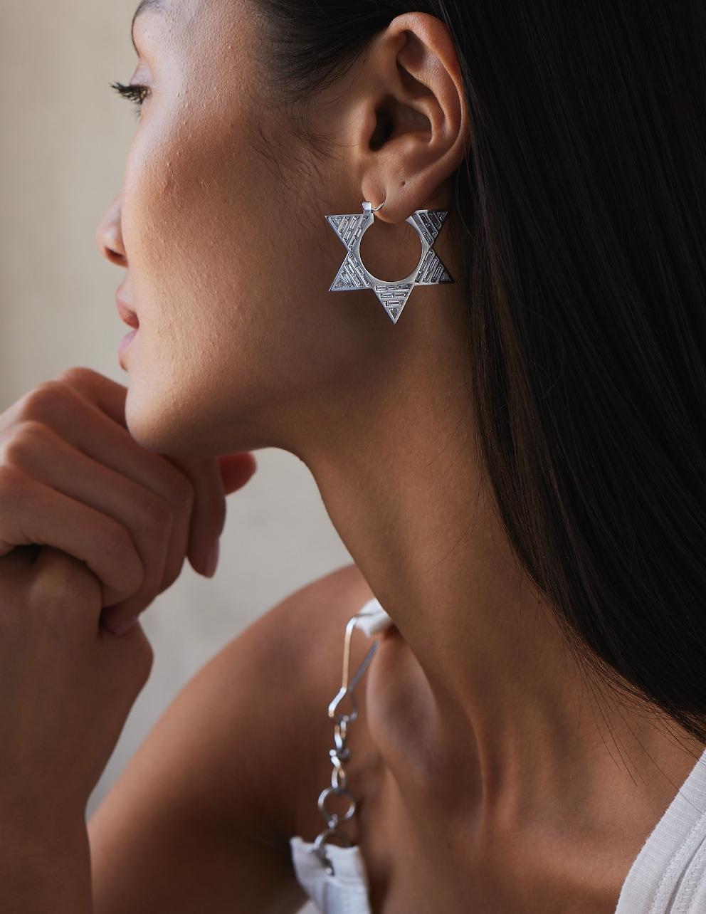 Art Deco 5 Carats Diamond Baguette and Trillion Single Hoop en vente 9