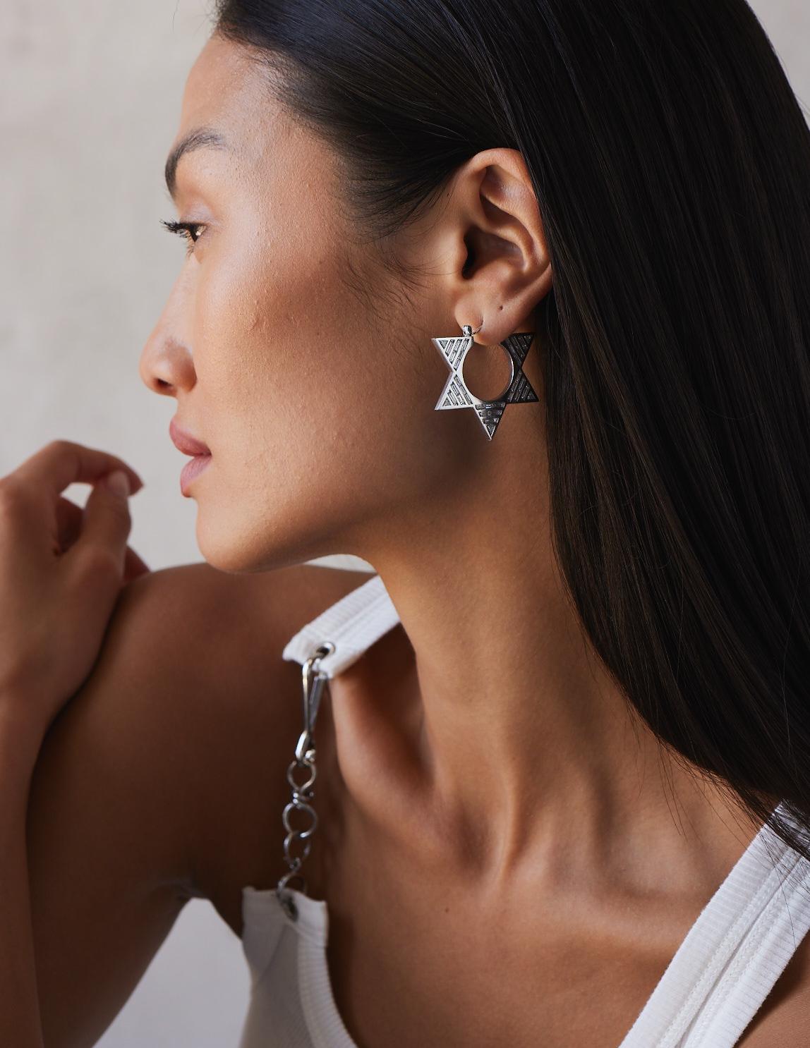 Art Deco 5 Carats Diamond Baguette and Trillion Single Hoop en vente 10