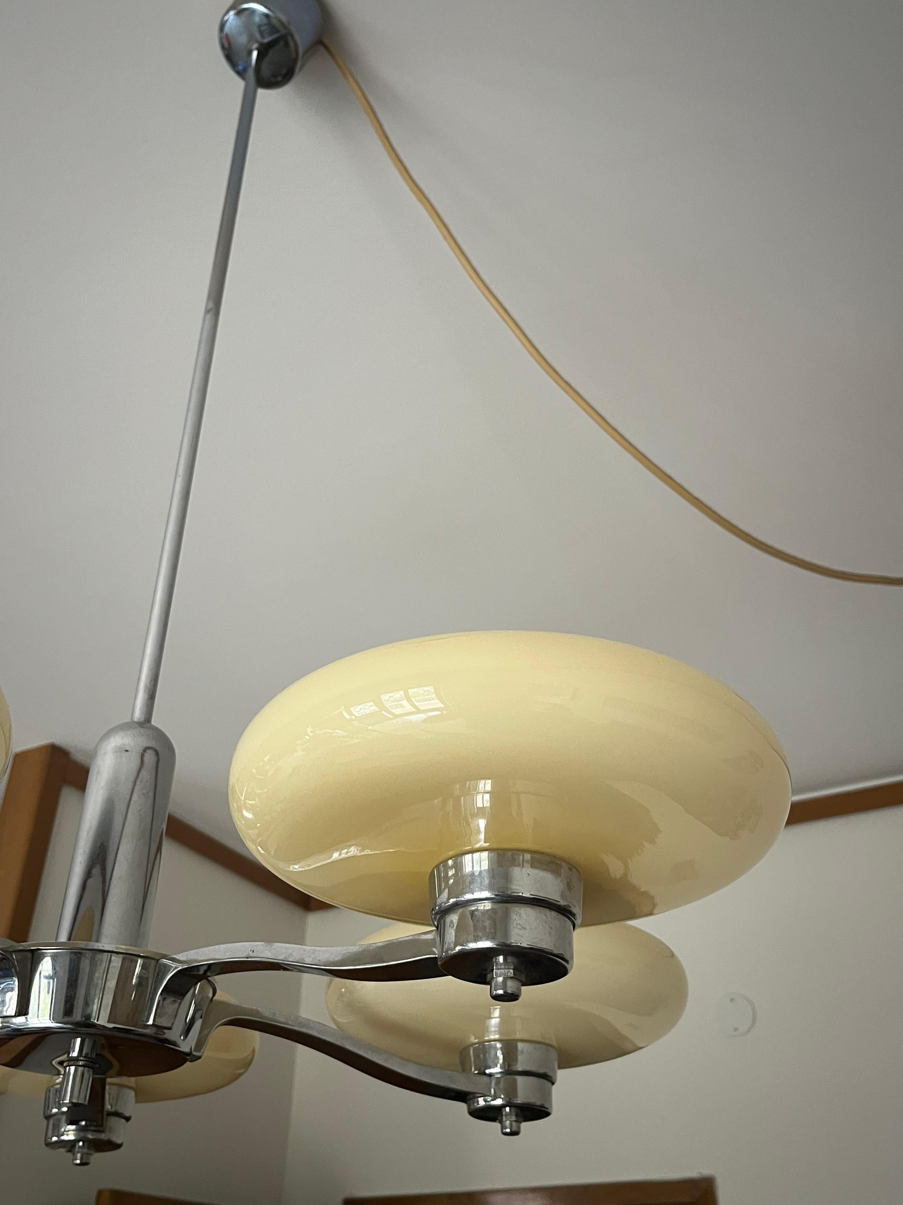 Lustre Art Déco à 5 lumières en verre de Murano et acier, années 1940
Intactes et en bon état, ampoules E27.
Il a été trouvé dans un appartement majestueux de ma ville natale, Palerme.

Nous garantissons une expédition rapide avec un emballage