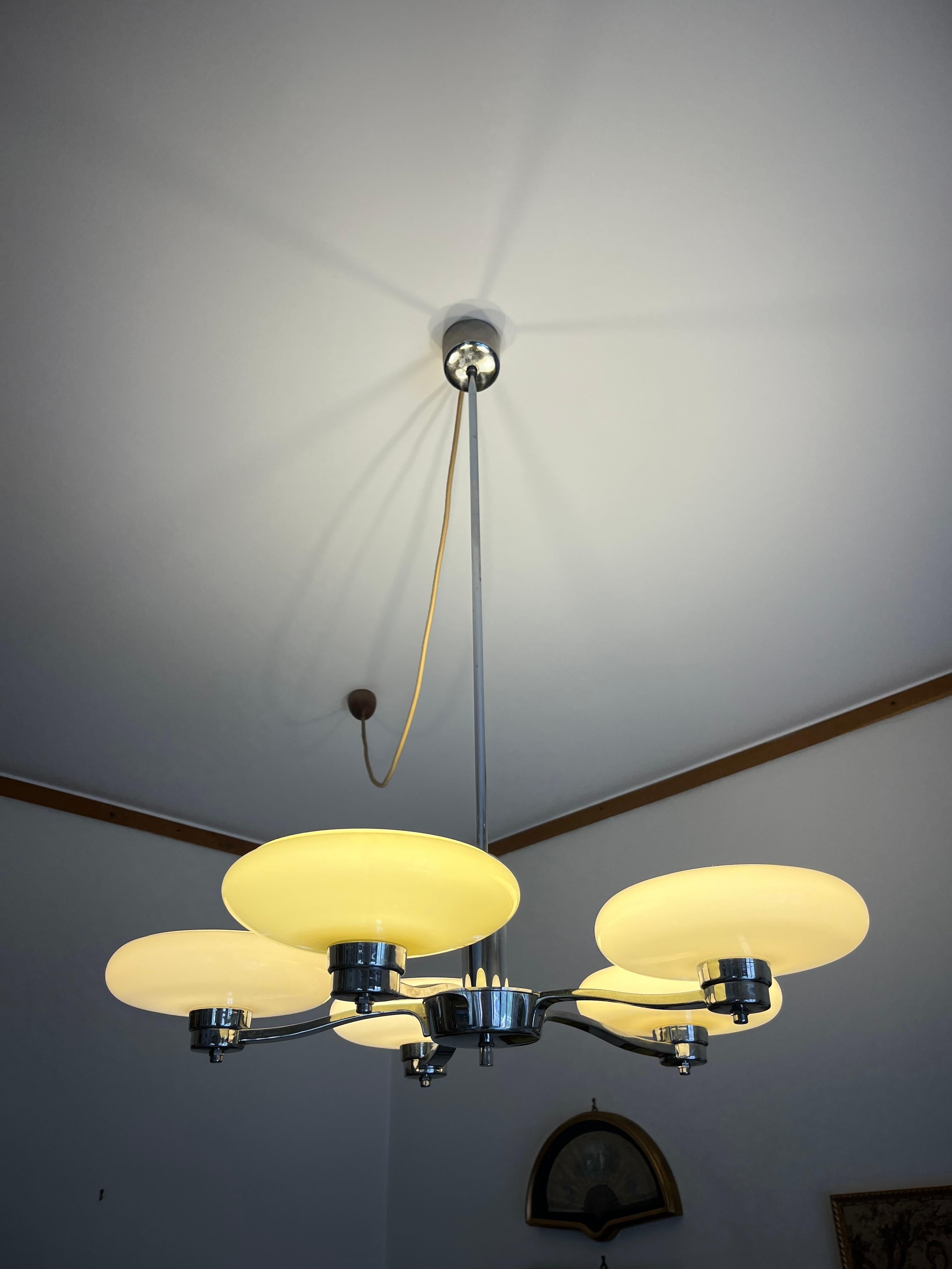 Milieu du XXe siècle Lustre Art Déco à 5 lumières en verre de Murano et acier, années 1940 en vente