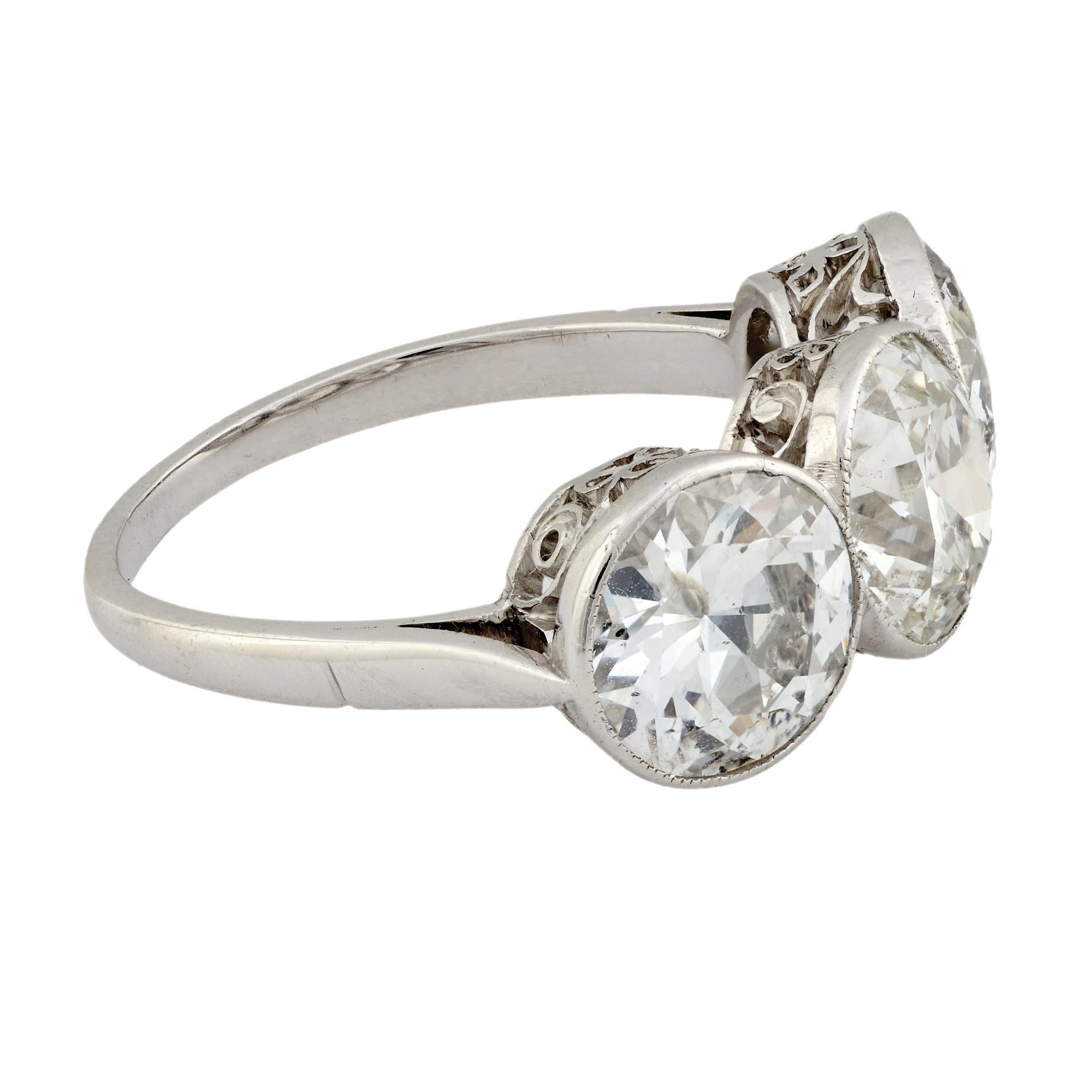 Art Deco 5,00 Karat Diamant Platin Drei Stein Ring (Art déco)