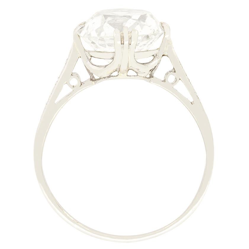 Questo squisito anello solitario Art Déco sfoggia un diamante vecchio taglio cuscino da 5,00 carati, certificato da EDR. Classificato da J a K nel colore e da SI2 a SI3 nella purezza, il diamante emana una meravigliosa brillantezza. Incastonato a