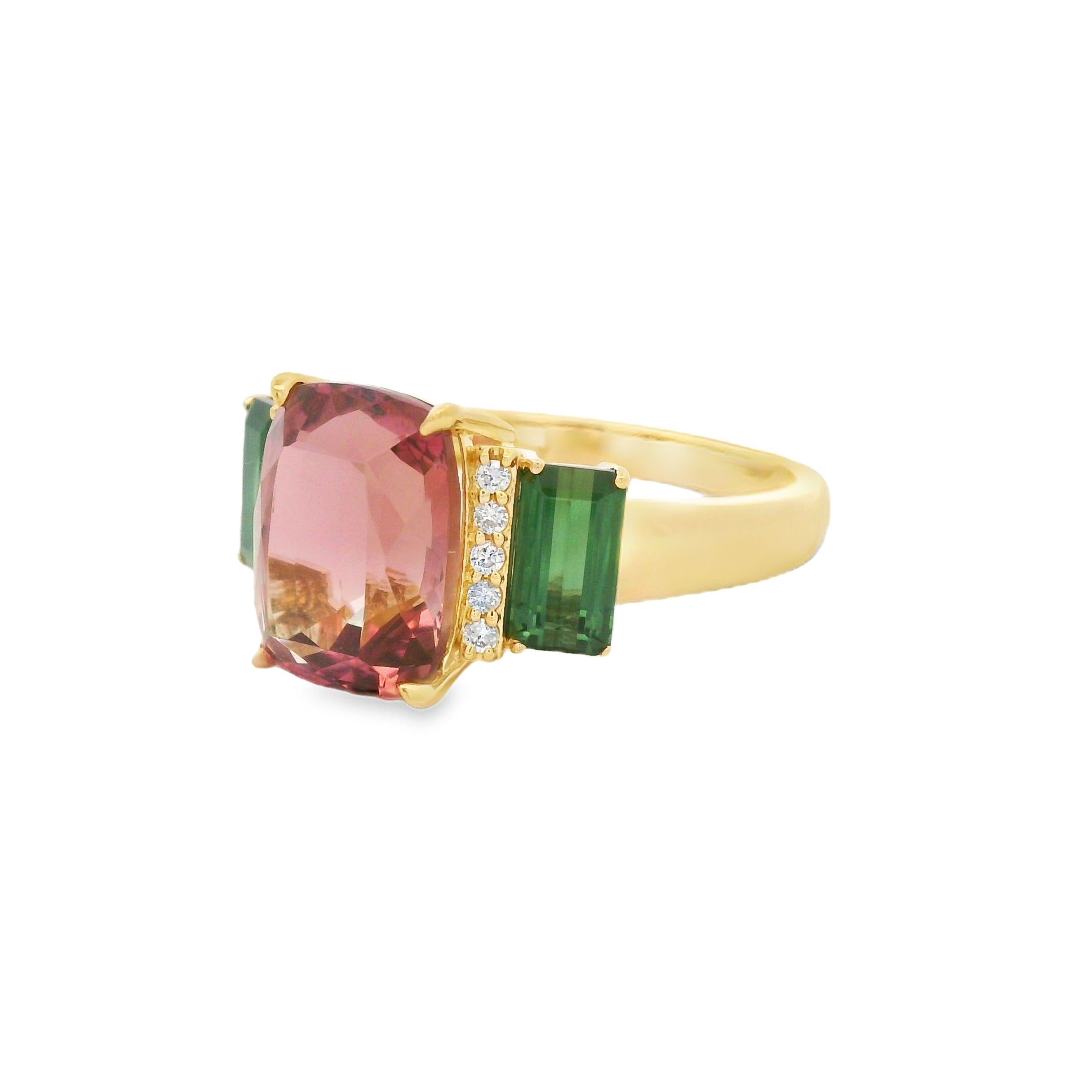 Elaborado en oro amarillo de 18 quilates, este elegante anillo tiene como pieza central una turmalina rosa talla cojín de 3,82 quilates, que irradia calidez y brillo.  A ambos lados, dos baguettes de turmalina verde de 1,23 quilates en total
