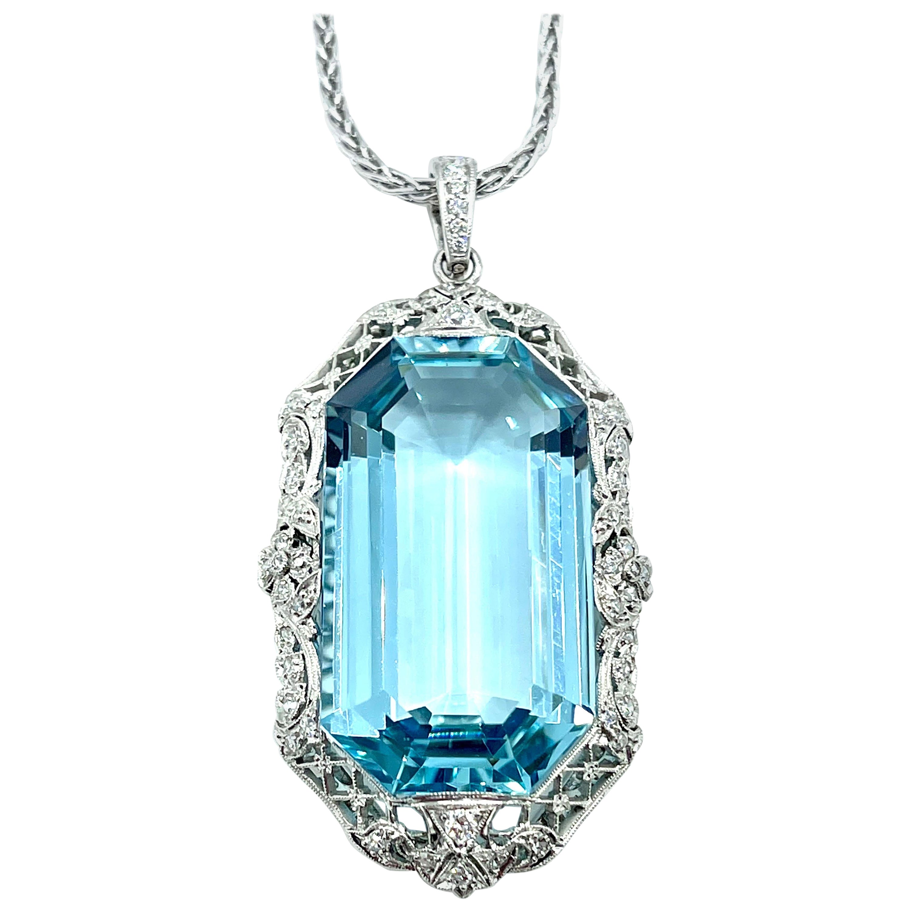 Pendentif Art déco en platine avec aigue-marine taille émeraude 51,88 carats et diamants