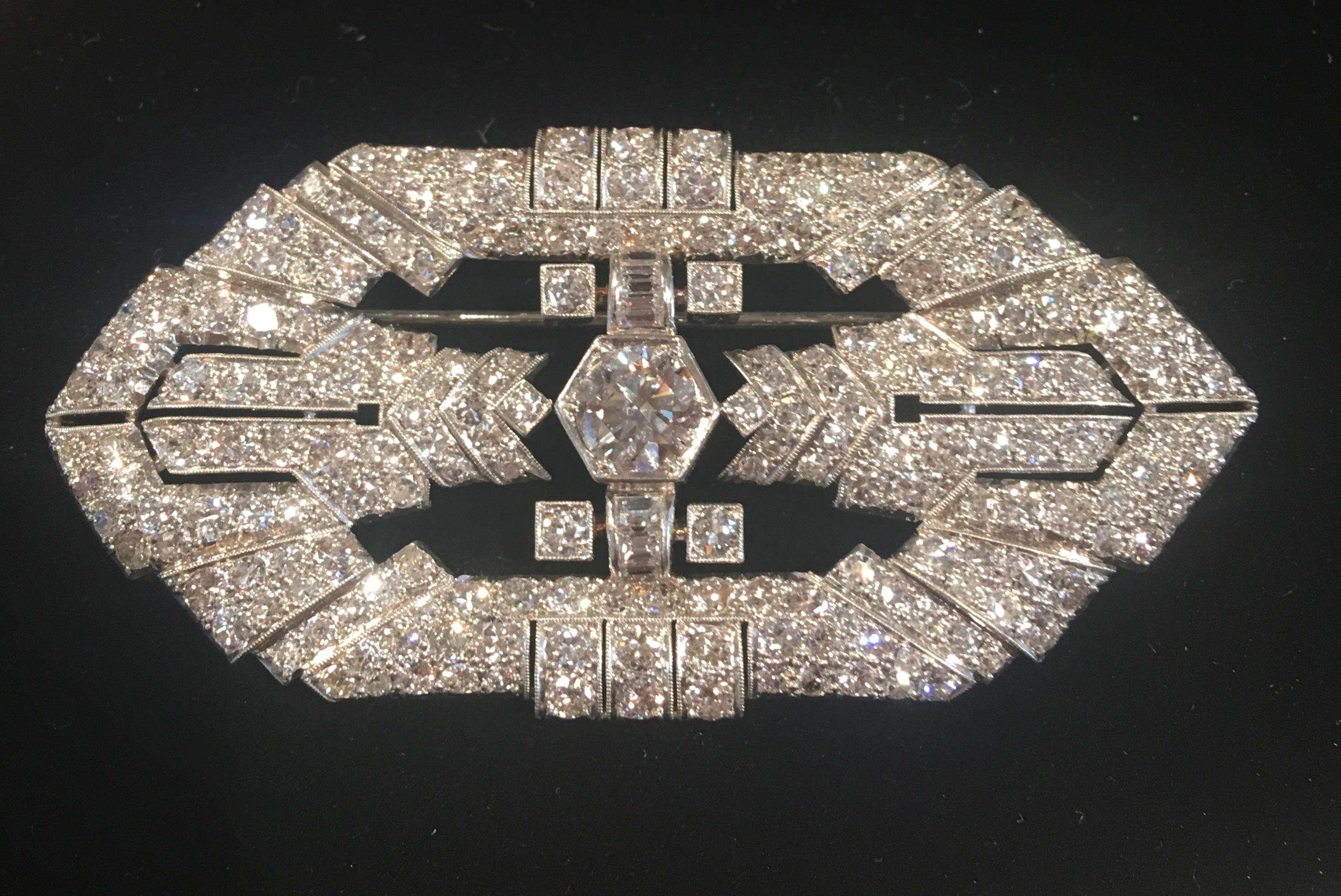 An important French Art deco period old cut diamonds pave Brooch !

18 Karat White gold.

Central diamond, Old Cut: 7.2 mm, approx 1.25 carats

Surrounded by 192 round cut diamonds, approx 4 carats.

Dimensions: 6.93 X 3.9 X 0.9cm

Weight: 23.6