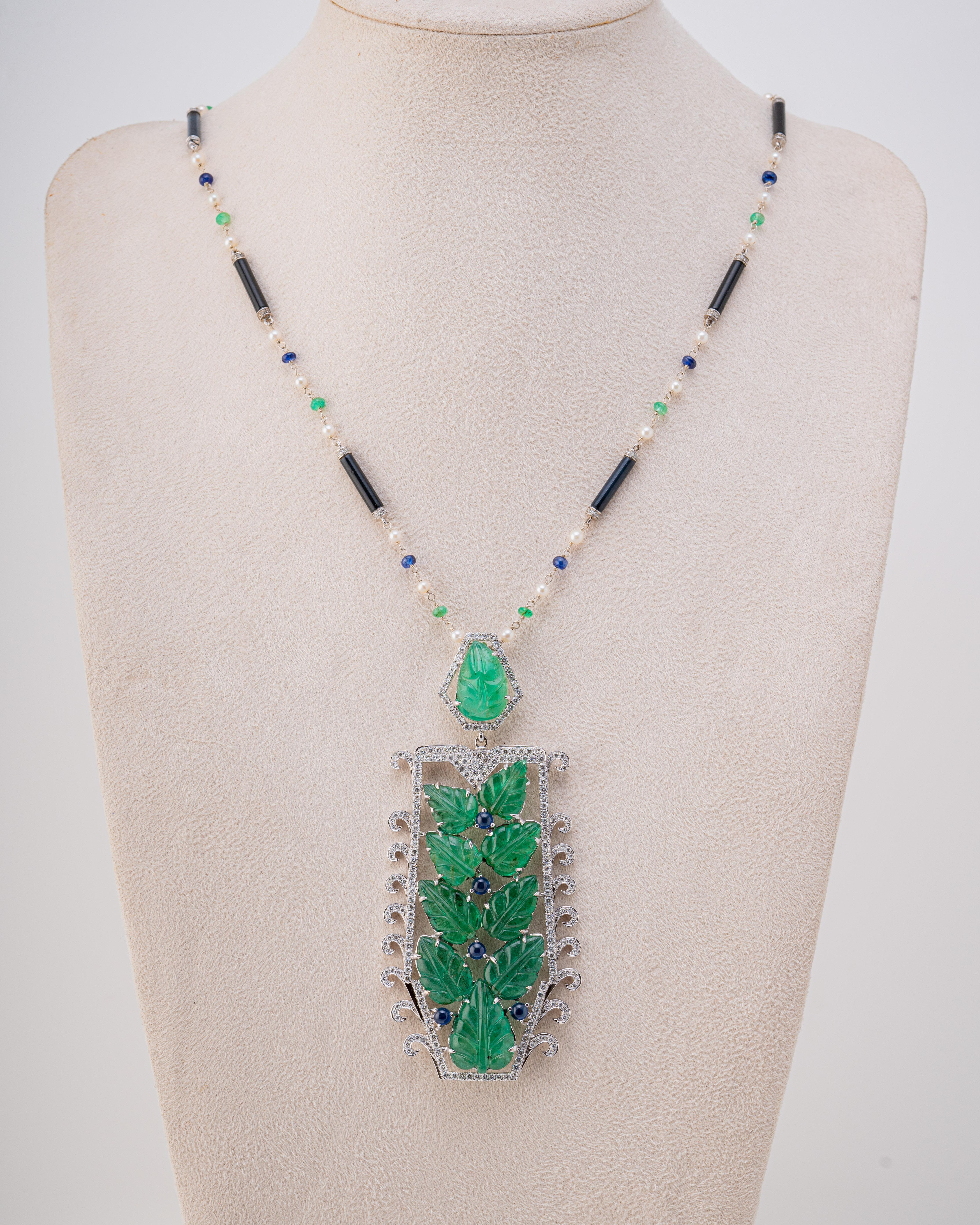 Art-Deco Halskette mit 53 Karat Smaragd, blauem Saphir und Diamant-Anhänger (Smaragdschliff) im Angebot