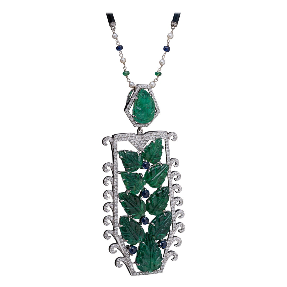 Halskette mit Art-Deco-Anhänger mit 53 Karat Smaragd, blauem Saphir und Diamant