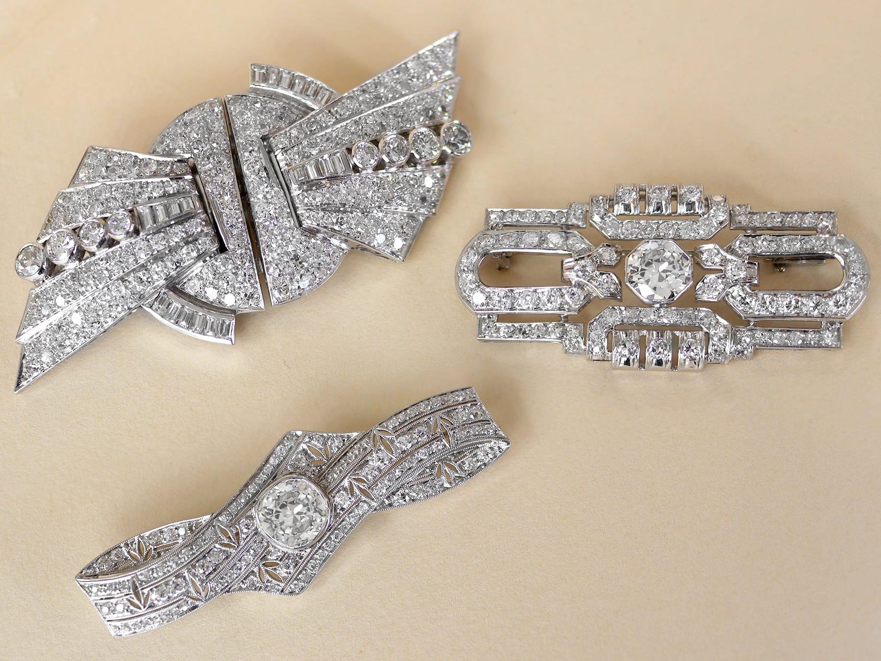 Broche Art Déco de diamantes de 5,44 quilates en platino Art Decó en venta