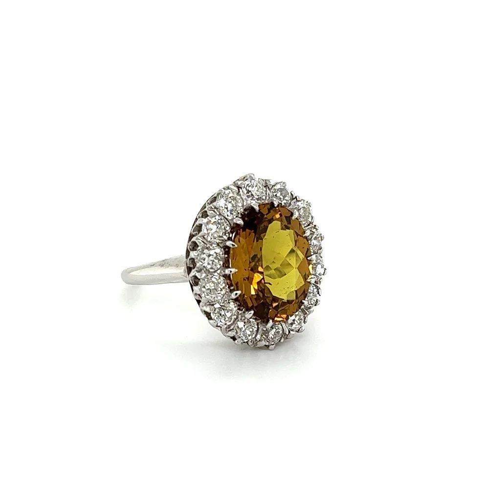  Sencillamente hermoso Anillo de Cóctel Art Decó Vintage de Zafiro Naranja y Diamantes finamente detallado. Centra un zafiro naranja ovalado de 5,46 quilates engarzado a mano. Rodeada de diamantes OEC, con un peso aproximado de 1.88 tcw. Montaje