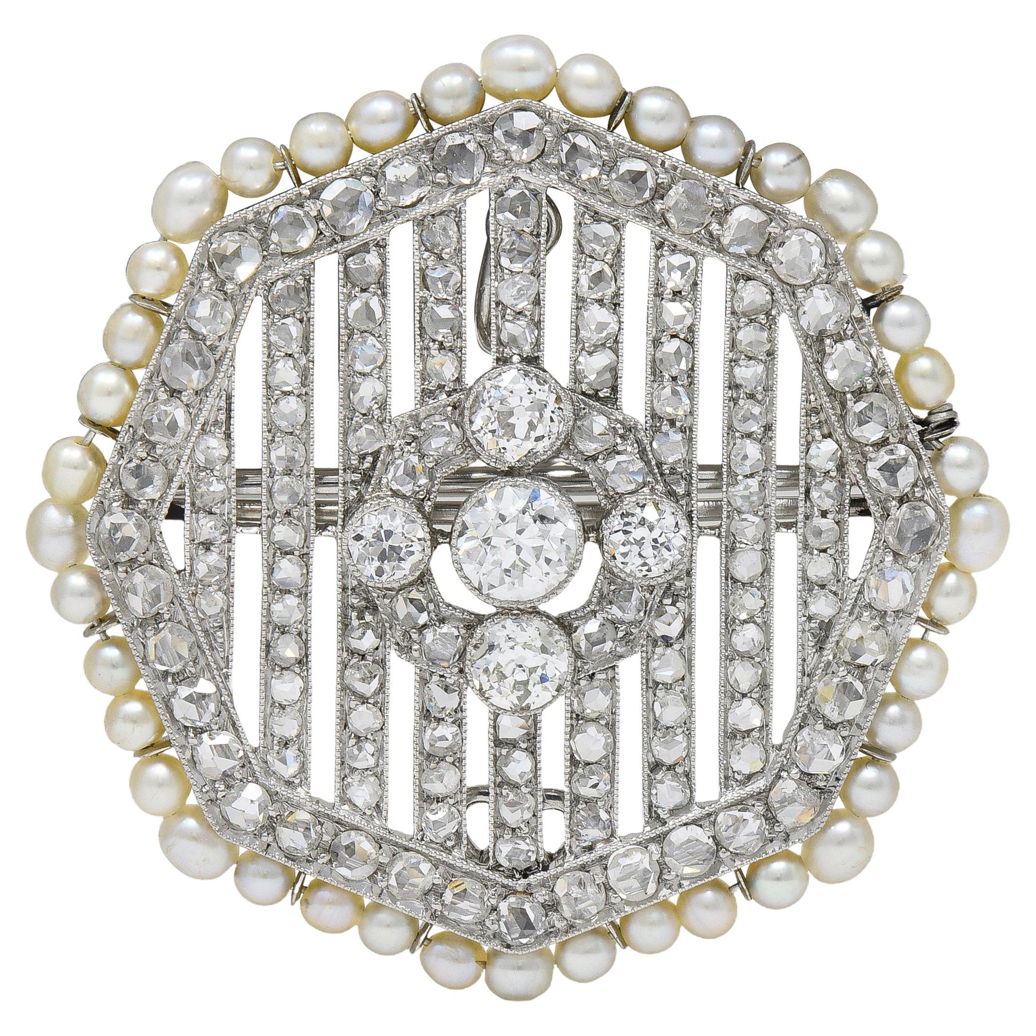 Spilla con ciondolo ottagonale vintage in platino con diamanti e perle da 5,50 CTW Art of Vintage