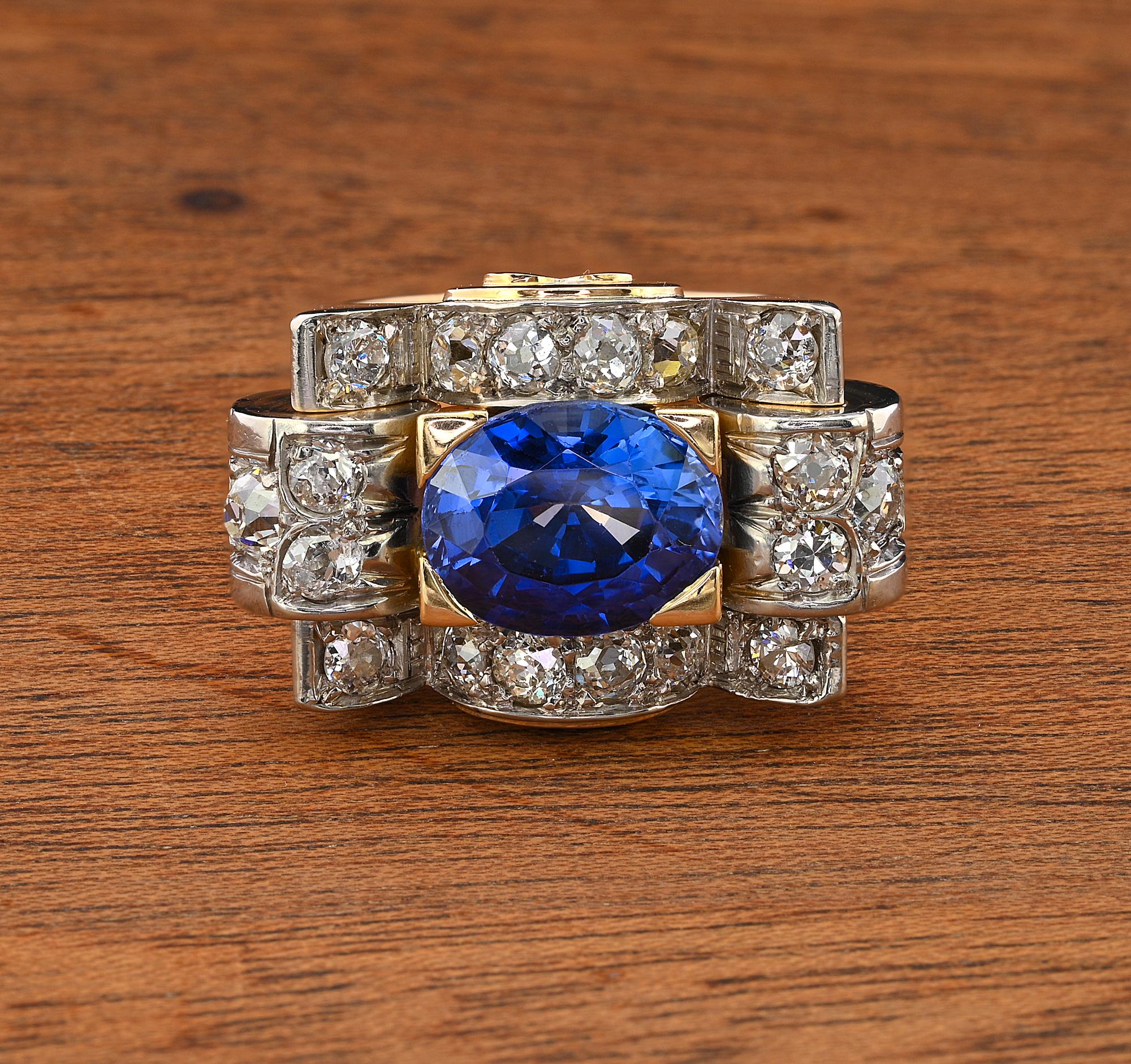 Dieser außergewöhnliche authentische Art Deco Ring ist 1925 circa
Starkes Design von großem Charakter der Ära, wurde es gekonnt von Hand aus massivem 18 Kt Gold und Platin Gehäuse für die Diamanten gefertigt
Atemberaubende visuelle Wirkung durch die