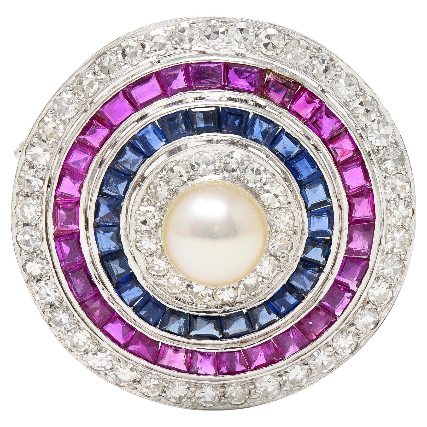 Art Deco 5,84 Karat Diamant Saphir Rubin Perle Kreis Platin Anhänger Brosche im Angebot