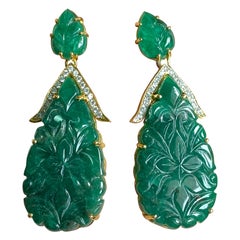 Orecchini a goccia con smeraldo intagliato Art Carved da 59,83 carati