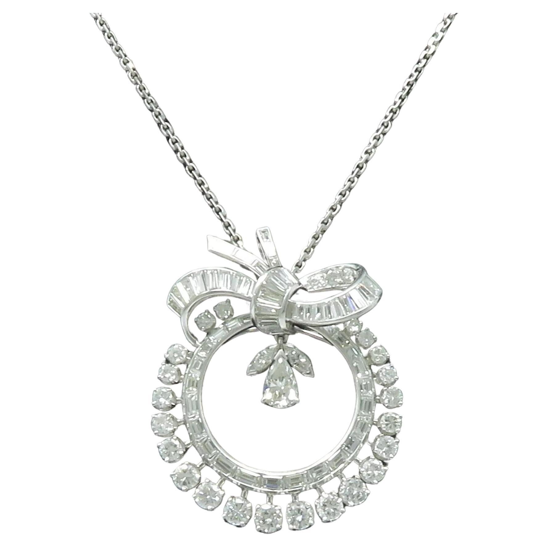Collana in platino con diamanti da 6 carati di peso totale

Con un totale di 6 carati di diamanti mozzafiato, questa collana squisita presenta pietre di colore F-G e purezza VS. Il centro è costituito da uno splendido diamante a forma di pera, che