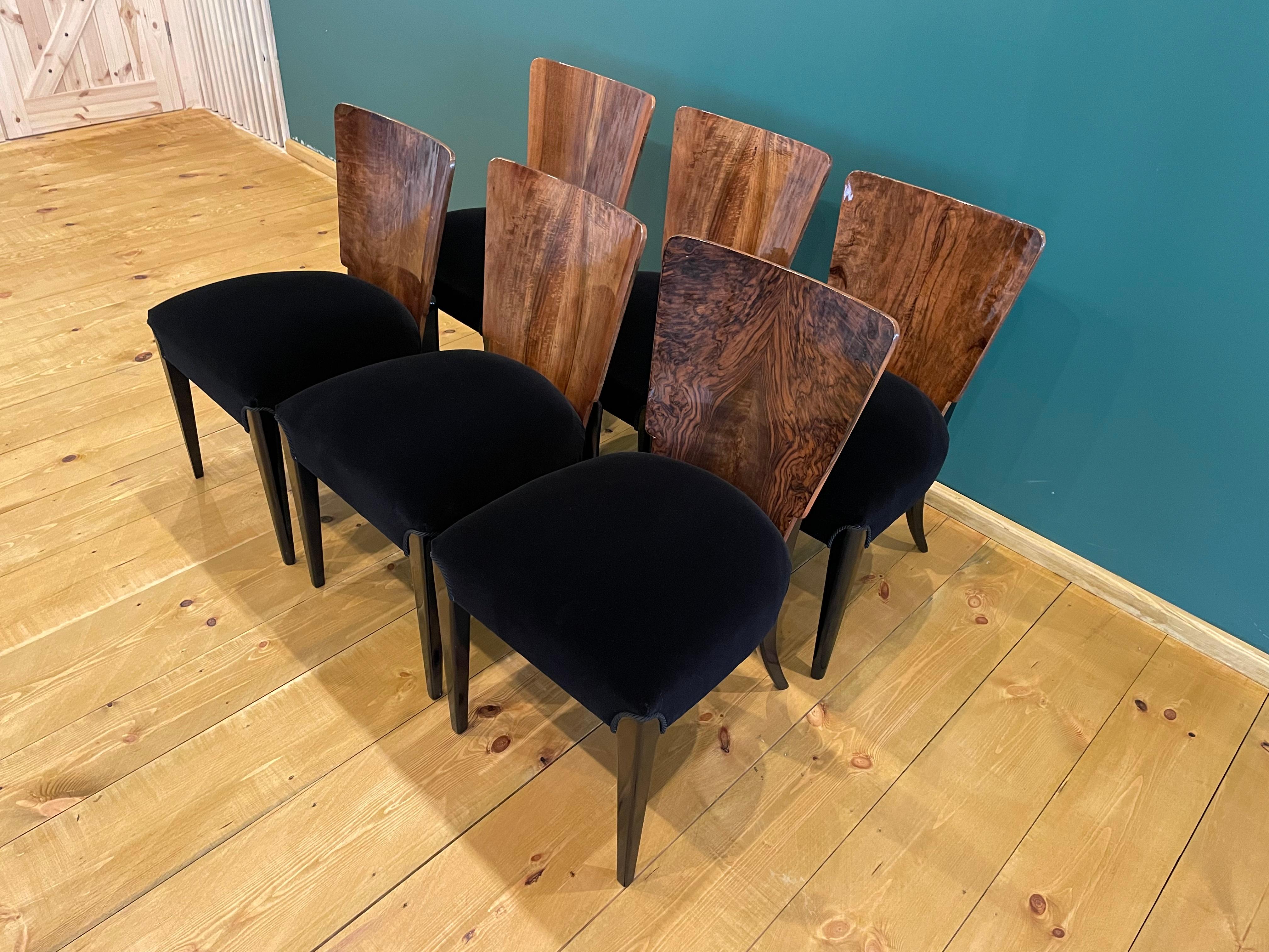 Art Déco quatre chaises de J. Halabala de 1940 nous présentons les chaises de J. Halabala des années 1940 (un designer tchèque classé parmi les créateurs les plus remarquables de la période moderne. L'apogée de sa carrière se situe dans les années