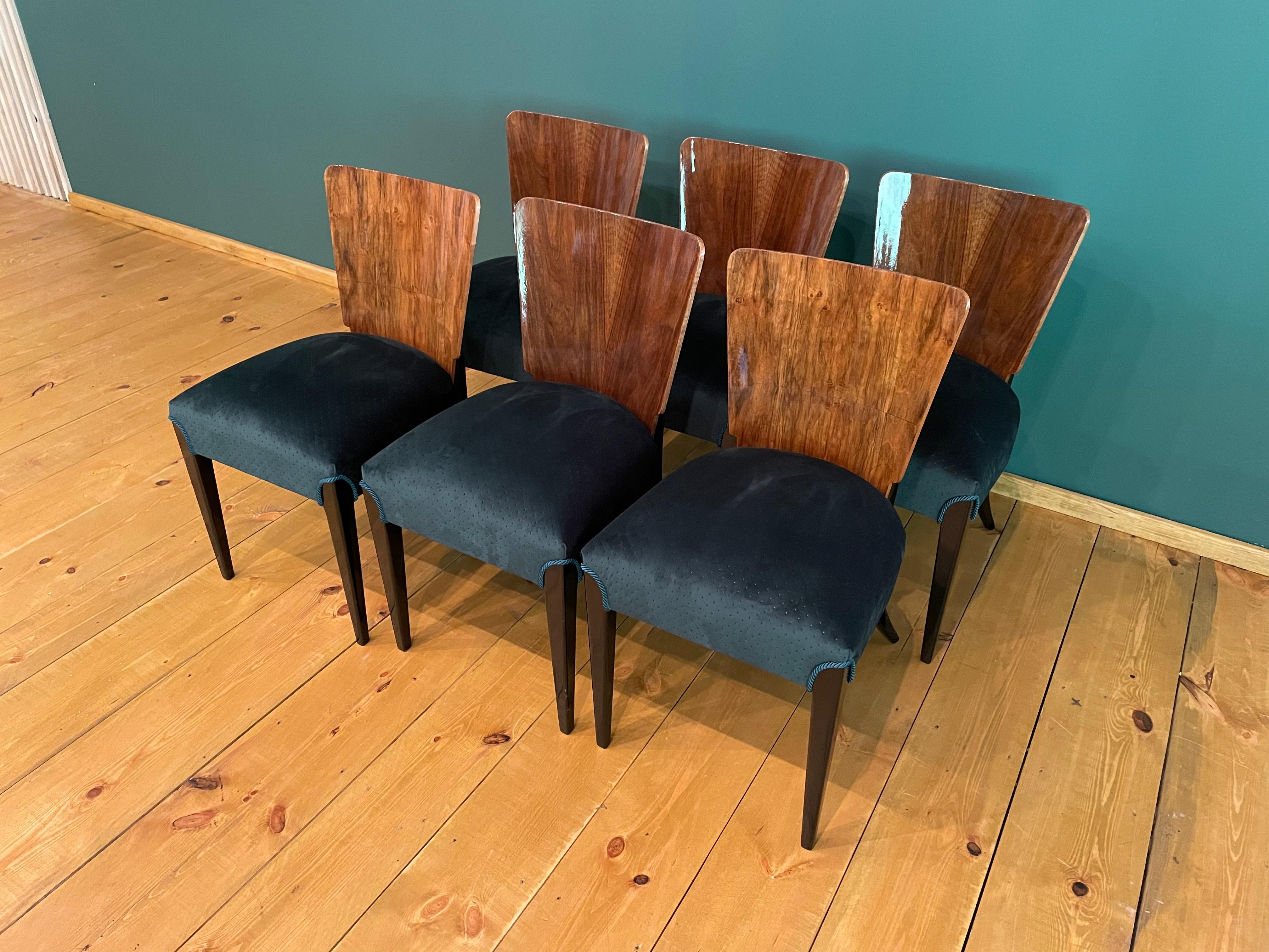 Quattro sedie Art Deco di J. Halabala del 1940 Ti presentiamo le sedie di J. Halabala degli anni '40 (un designer ceco annoverato tra i più importanti creatori del periodo moderno). L'apice della sua carriera si ebbe negli anni '30 e '40, quando
