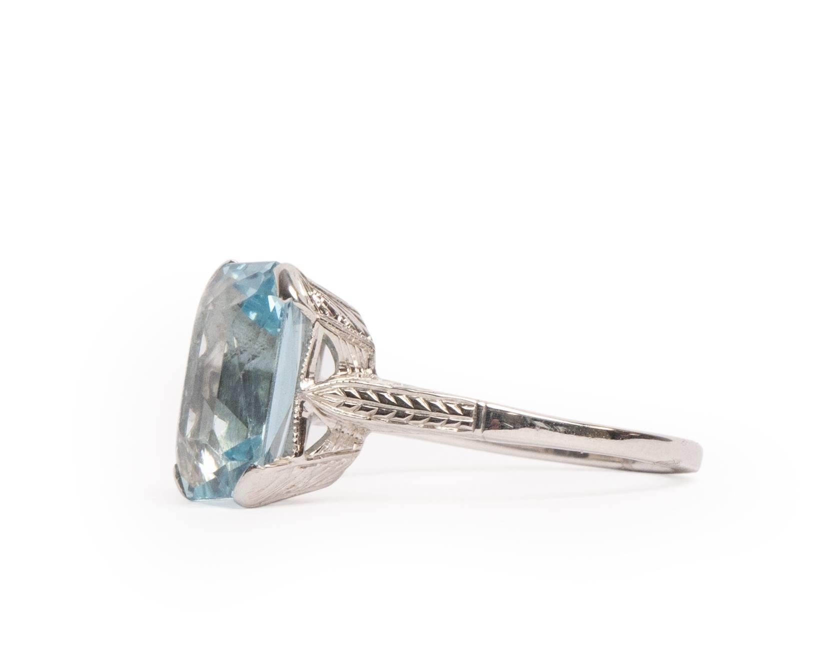 Dieser schöne Art-Deco-Aquamarinring ist ein fantastisches Beispiel für ein Modestück der Jahrhundertwende. Der exquisite pastellblaue Farbton des Aquamarins eignet sich perfekt:: um die zarten gravierten Details entlang der Schenkel der