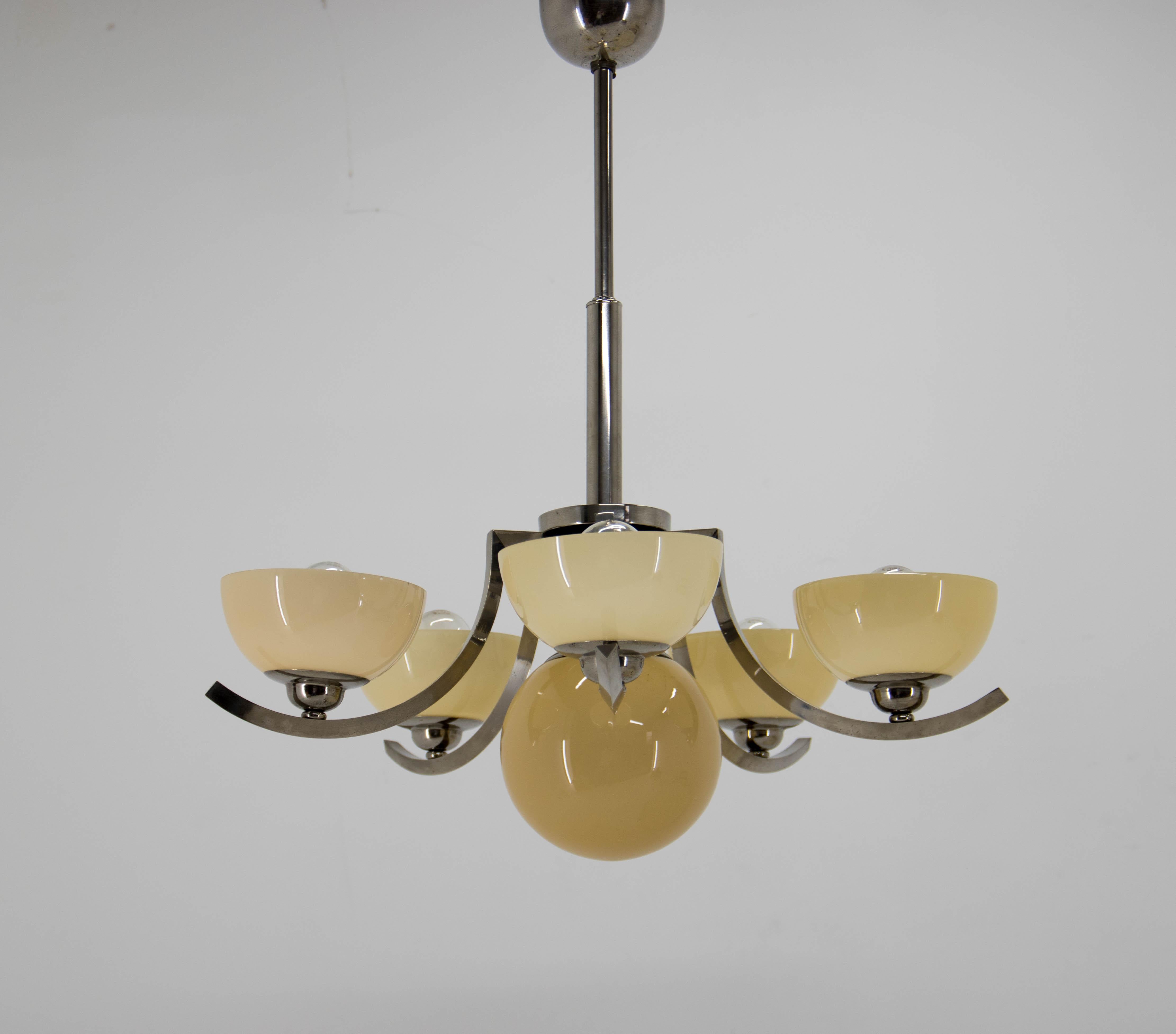 Beautiful Art Deco chandelier.
Restored: nickel polished, rewired
Original glass shades in perfect condition. Slight color differences in shades.
Two separate circuits: 5+1x40W, E25-E27 bulbs
US wiring compatible.
