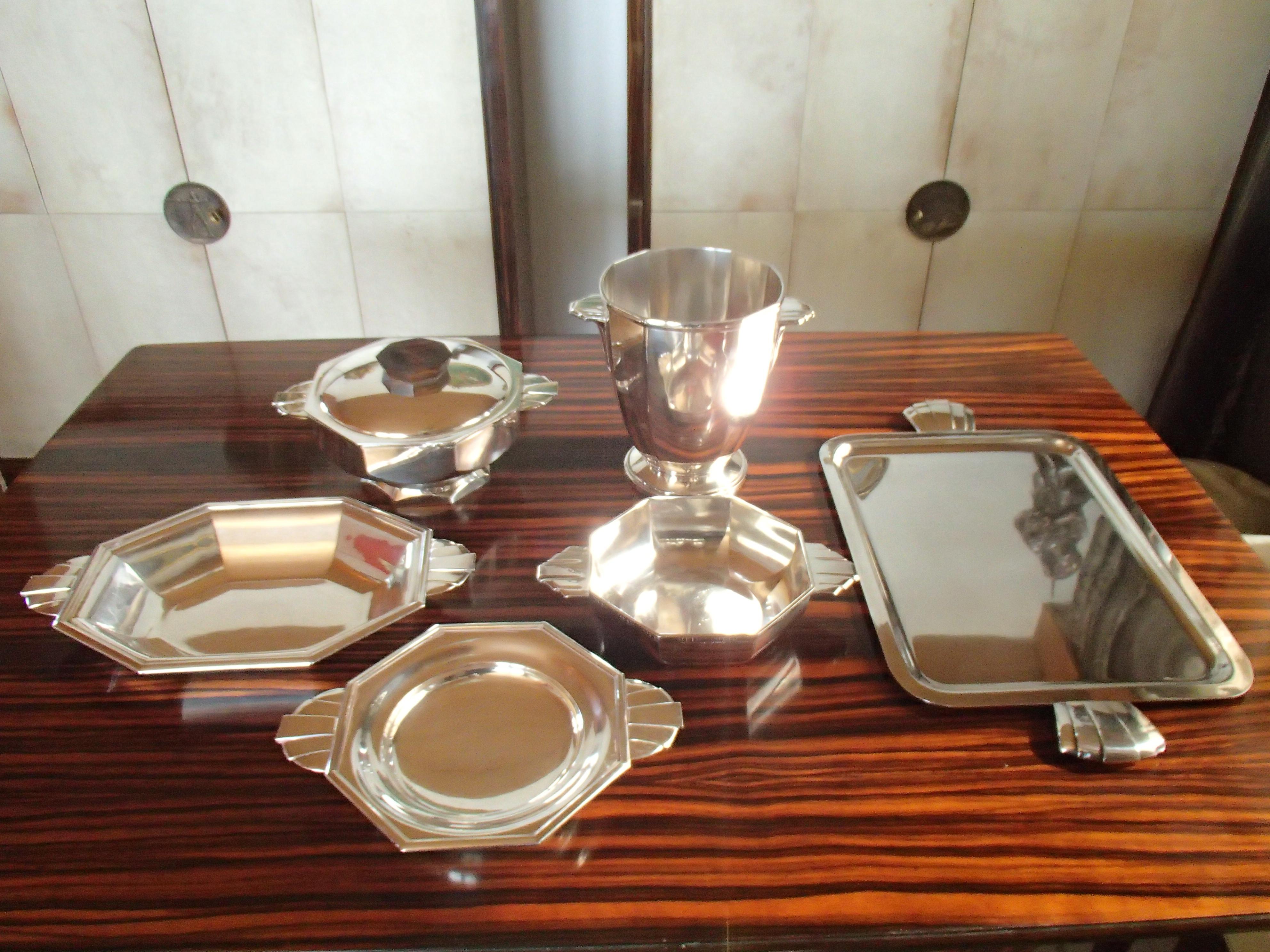 Art Deco 6 pieces silver plated serving set:
3 plates
wine cooler
tray
bowl with Macassar knob.

 