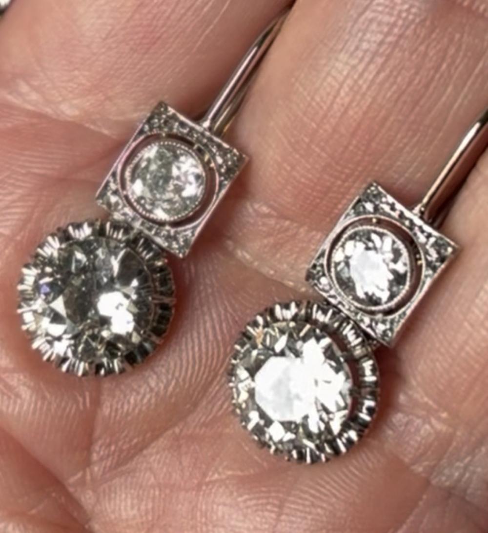 Remarquable paire de boucles d'oreilles originales en diamant Art Deco, chacune centrée sur un diamant de taille européenne ancienne de 2,10 ct et 2,09 ct, suspendue à une monture géométrique en platine sertie d'accents de taille ancienne.

Pendants