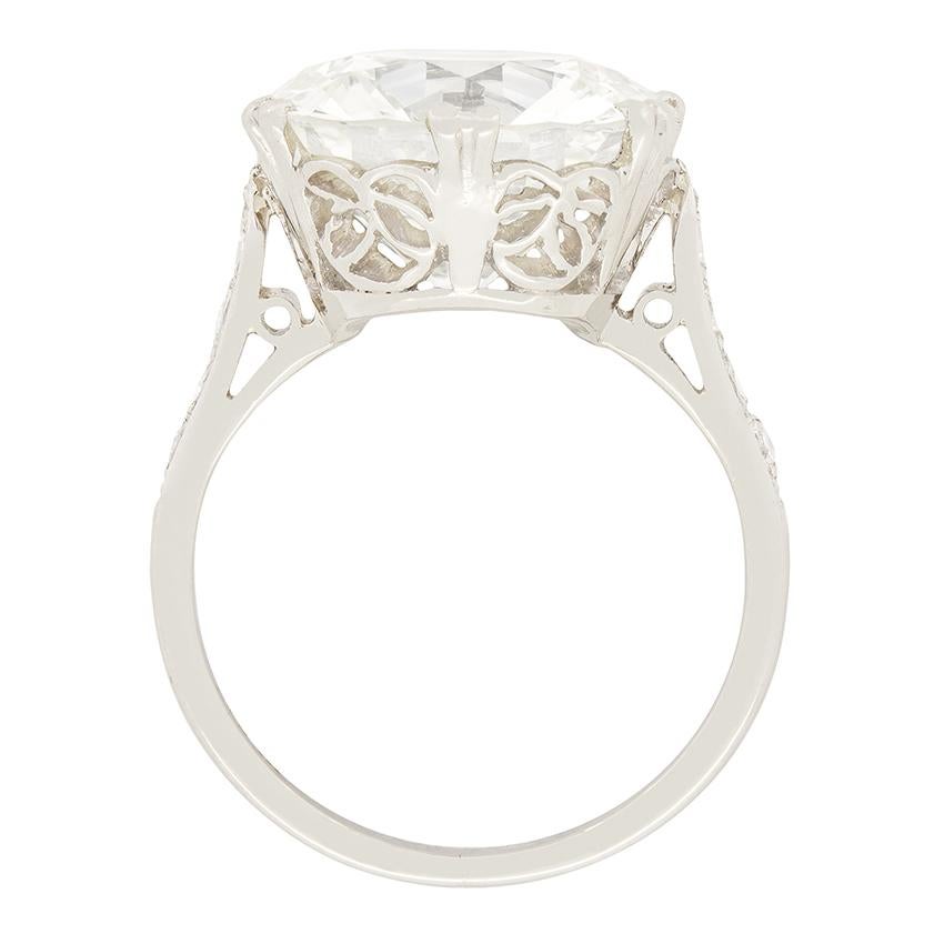 Incarnando l'opulenza dell'epoca Art Deco, questo anello di fidanzamento presenta un diamante vecchio taglio europeo da 6,00 carati all'interno della sua montatura in platino fatta a mano. Certificato da EDR, il bellissimo diamante è stato