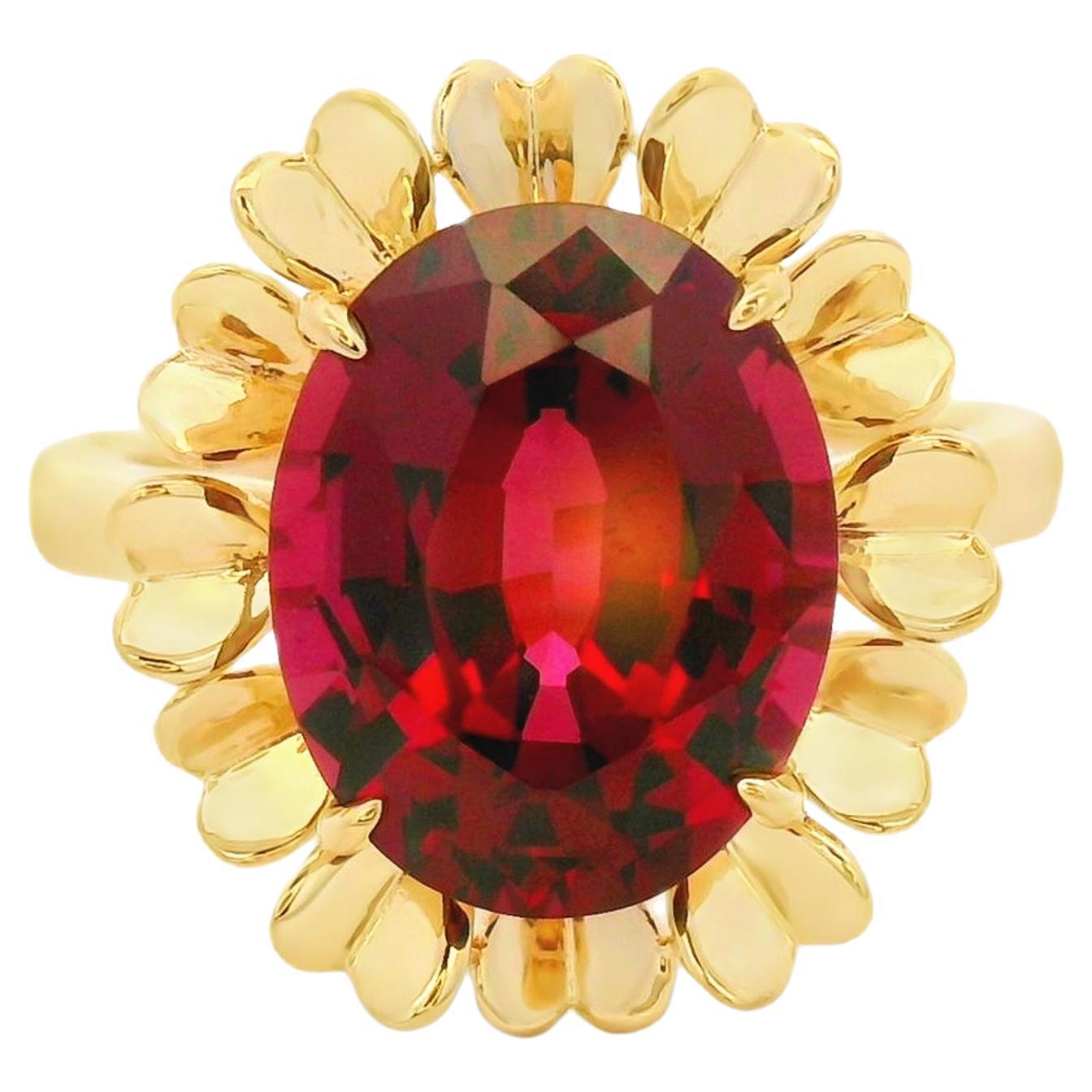 Fabriquée en or jaune 14 carats, cette bague exquise met en valeur un magnifique grenat ovale de 6,11 carats en son cœur. La teinte cramoisie profonde de la pierre précieuse rayonne d'une riche chaleur, symbolisant la passion et l'élégance. Le
