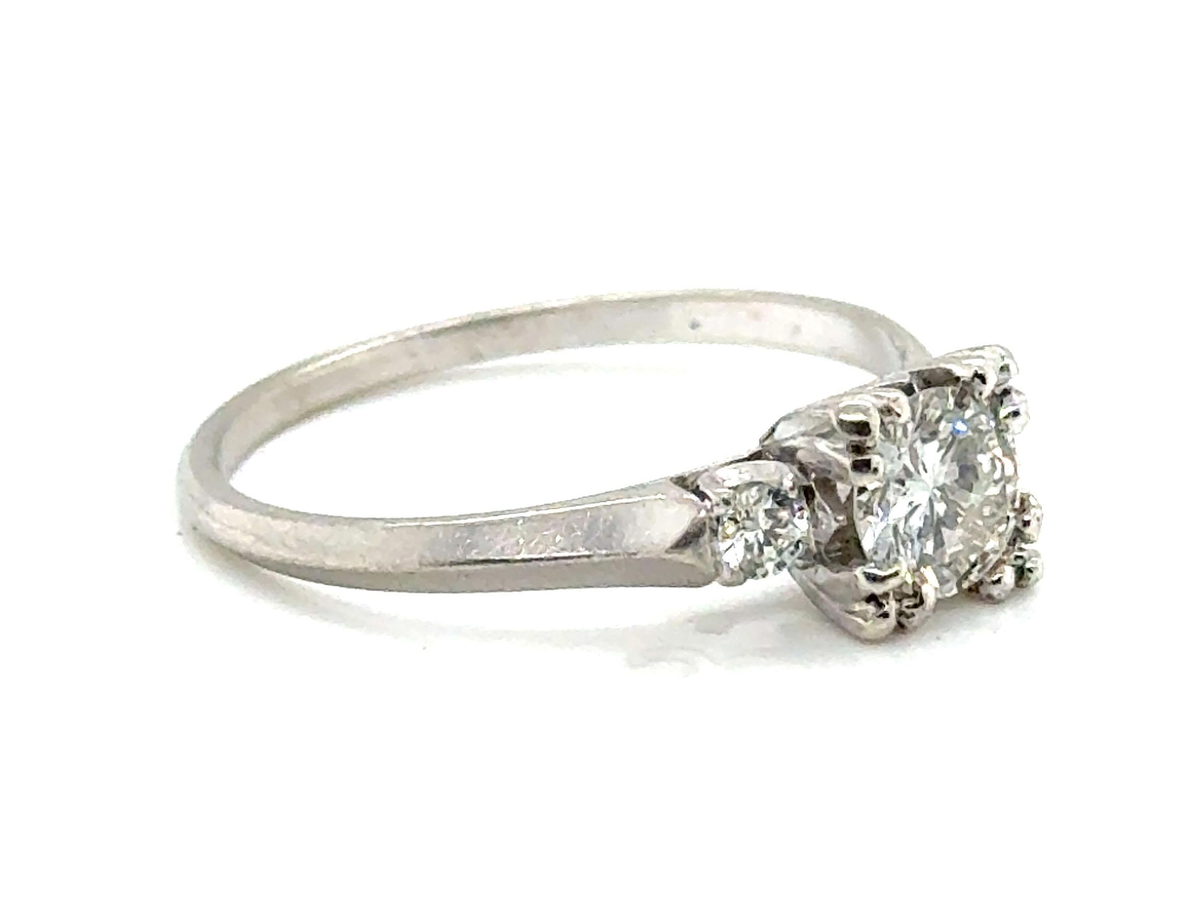 Véritable Original Antique des années 1930-1940 Art Deco GIA .63ct Mined Diamond Platinum Vintage Engagement Ring



Le centre est constitué d'un éblouissant diamant certifié GIA de 0,53ct I/VVS2, de taille ronde et brillante, de forme