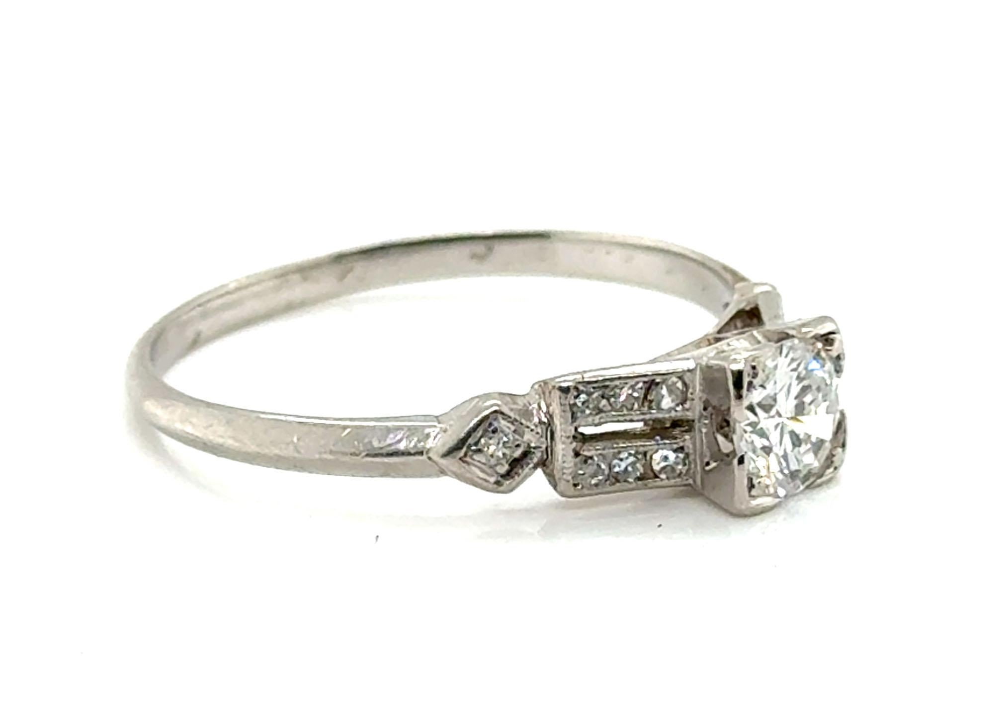 Vero e proprio anello di fidanzamento originale degli anni '30 in stile Art Deco GIA con diamante da 0,63 carati e platino.



Caratterizzato da uno SPETTACOLARE diamante centrale di taglio Brilliante Nature certificato GIA da 0,43ct