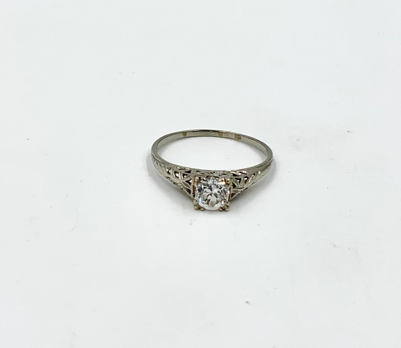 Art Deco .65 Karat G Farbe VS Diamant-Verlobungsring mit alteuropäischem Schliff im Zustand „Hervorragend“ im Angebot in New York, NY
