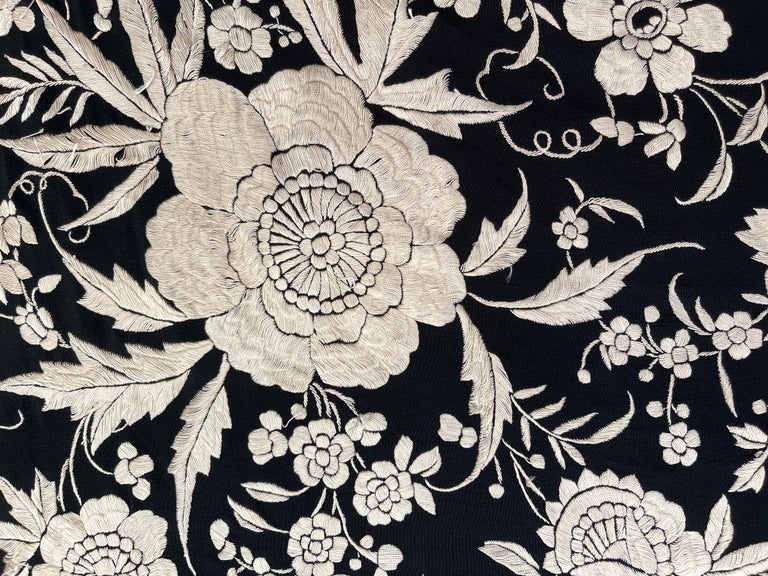 Art Deco 7 Ft. Black Silk Manila Piano Shawl With White Floral Embroidery In Good Condition For Sale In New York, NY