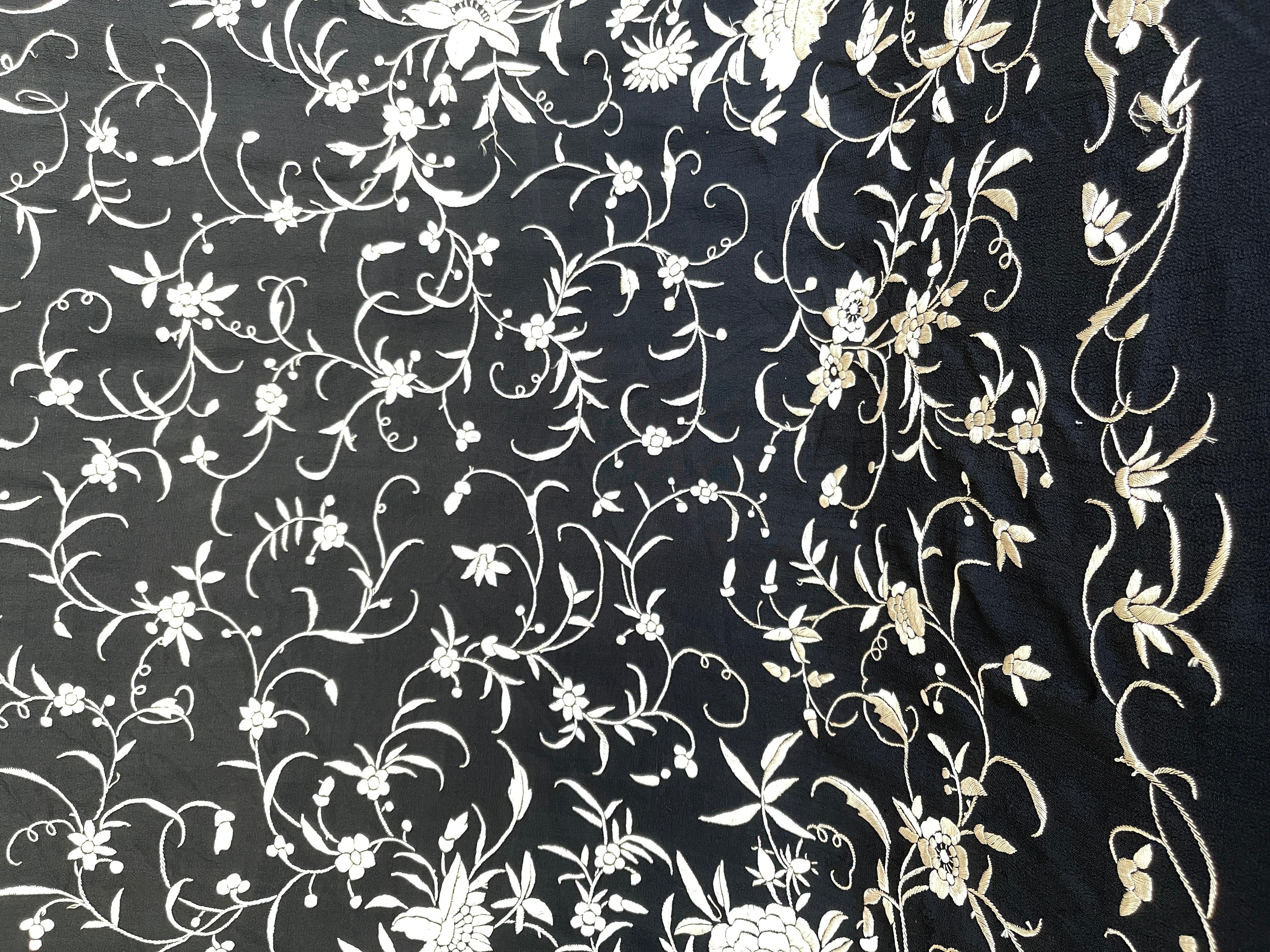 Art Déco 7 pieds Châle de piano Manila en soie noire avec broderie florale blanche Bon état - En vente à New York, NY