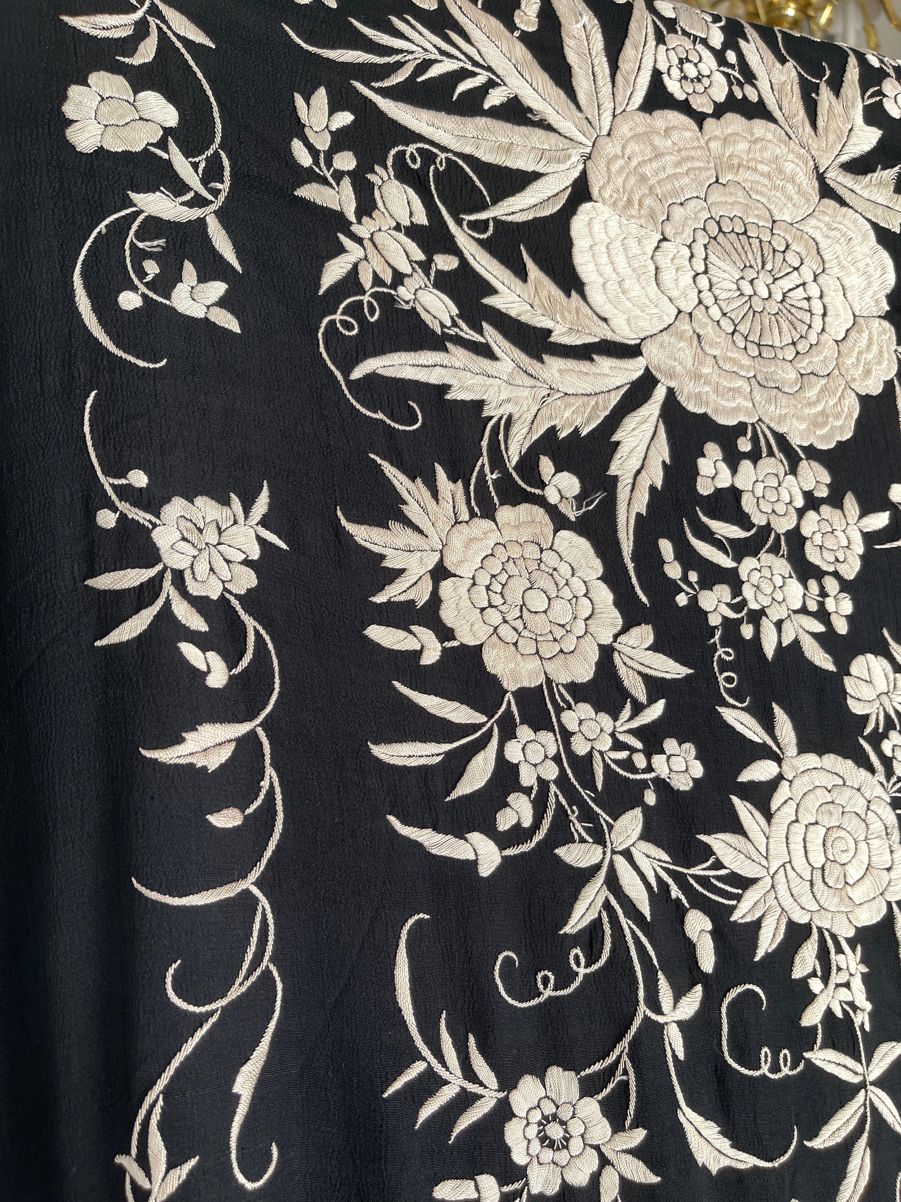 Art Déco 7 pieds Châle de piano Manila en soie noire avec broderie florale blanche en vente 1