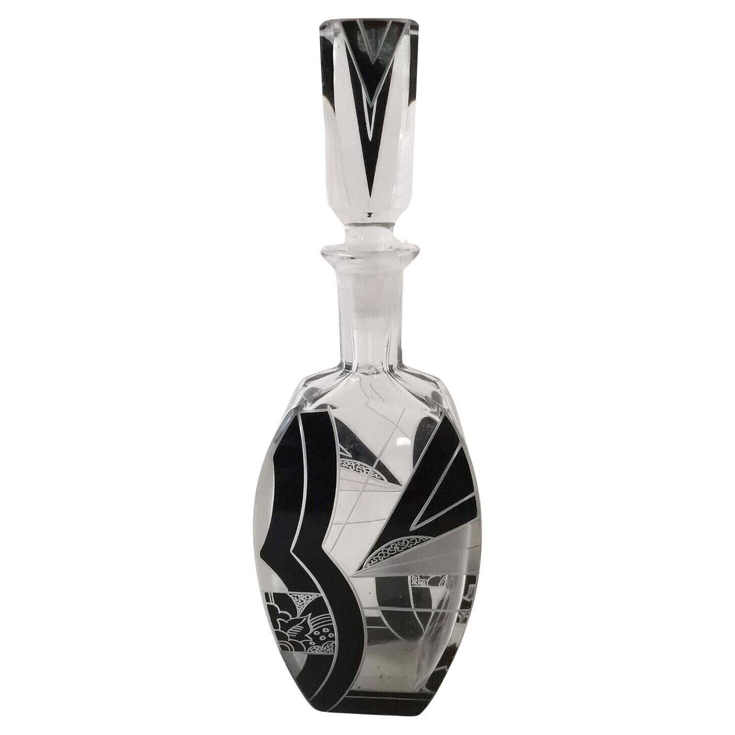 Very stylish Art Deco decanter set comprising decanter , stopper and six glasses. Really attractive shaped to this set, ideal for shots, whiskey and liqueurs. Free from damage, just odd tiny little insignificant mark but generally excellent