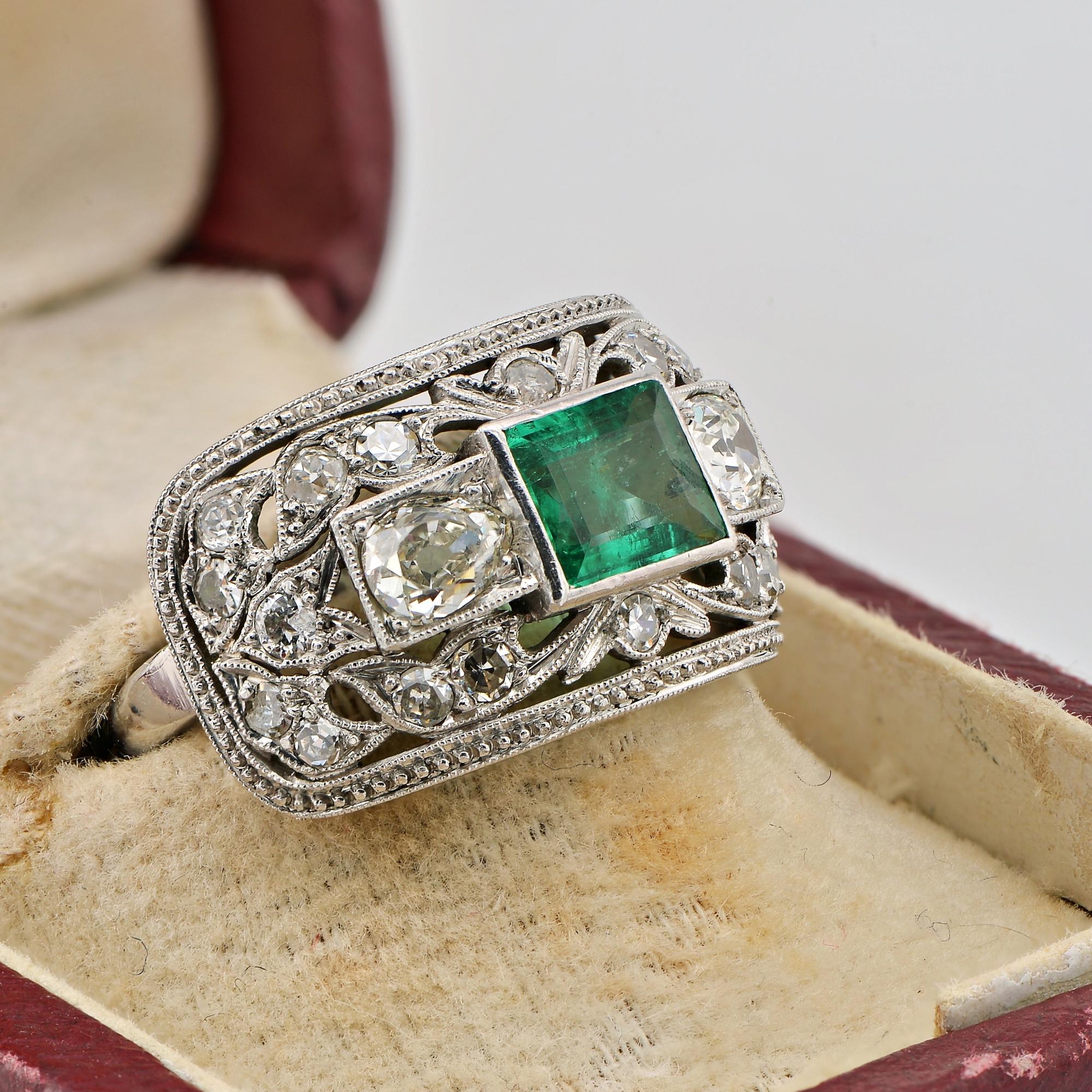 Art Deco .70 Ct Colombian Emerald . 75 Ct. Diamond Platinum ring In Good Condition For Sale In Napoli, IT